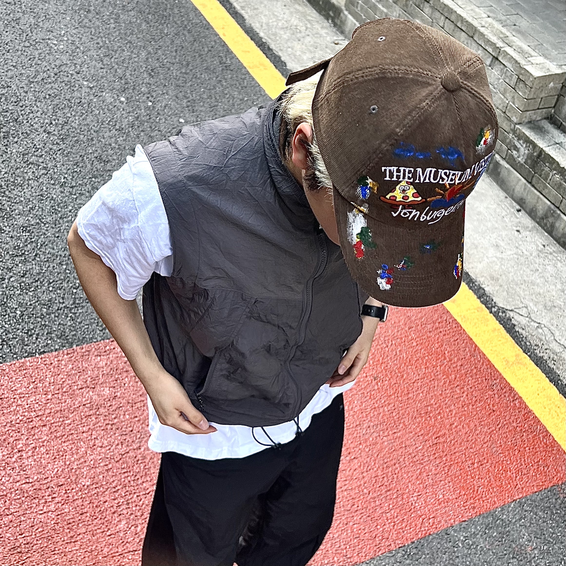 Asics x Kiko Kostadinov Gel Sokat Infinity Dark Grey, Sansan Gear Side Snap Pants Black 착용 스타일 - 3
