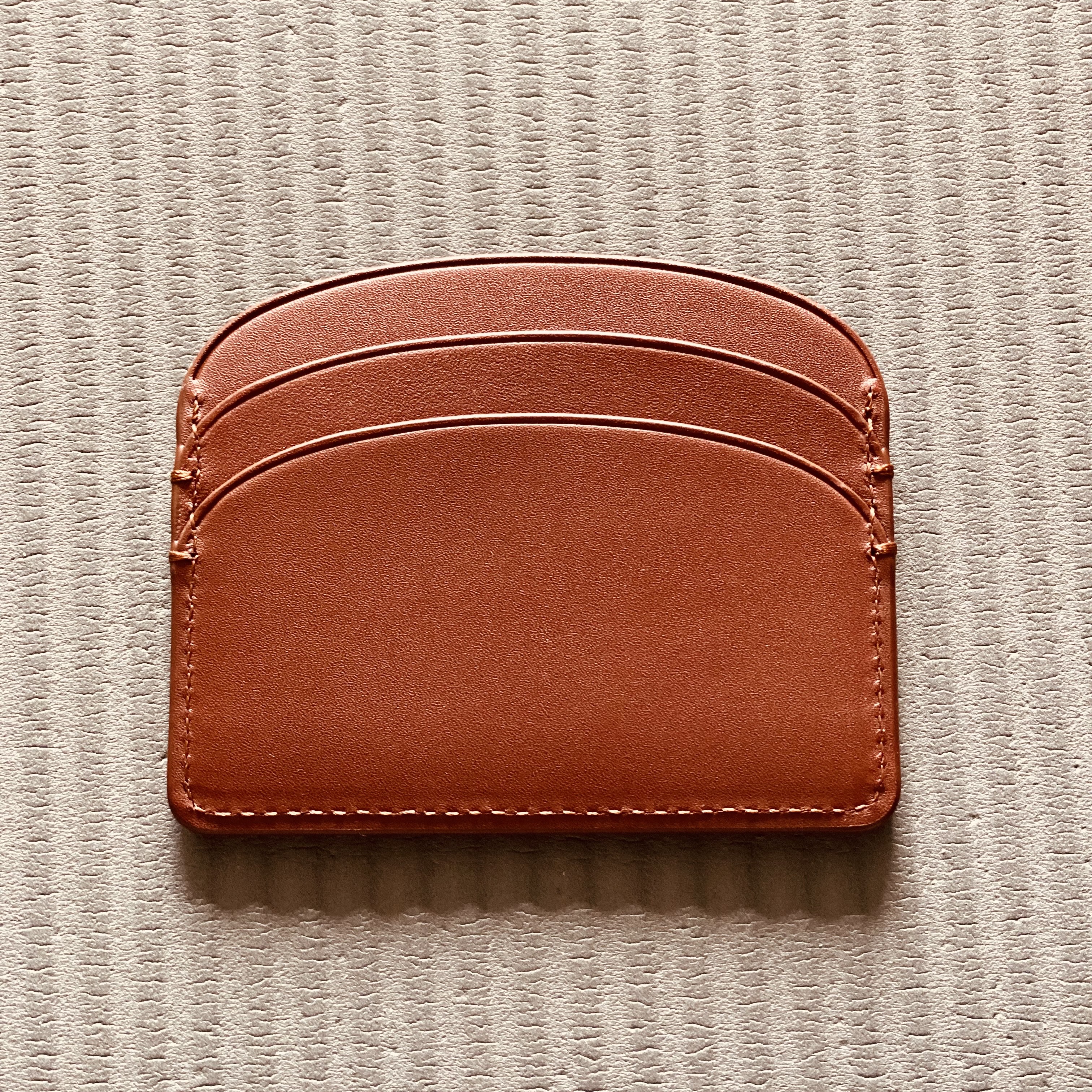 A.P.C. Demi-Lune Card Holder Nut Brown 착용 스타일 - 3