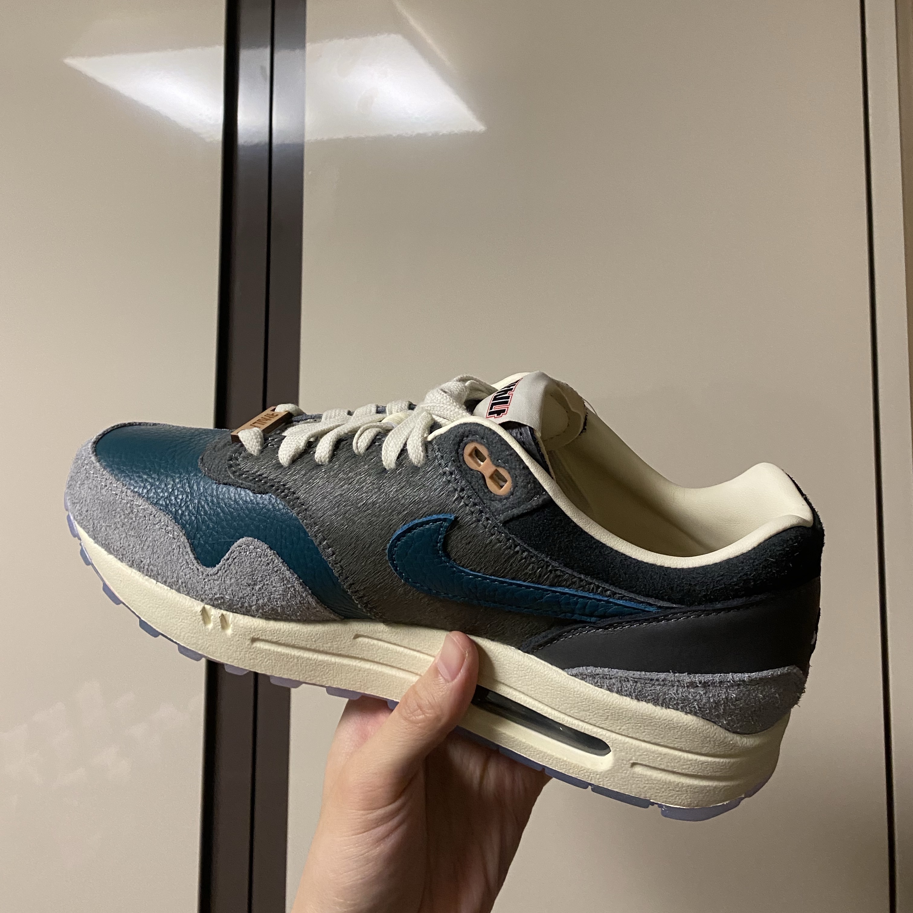 New Balance 991 Made in UK Black Silver, New Balance 990v2 Made in USA Grey Tan 착용 스타일 - 6