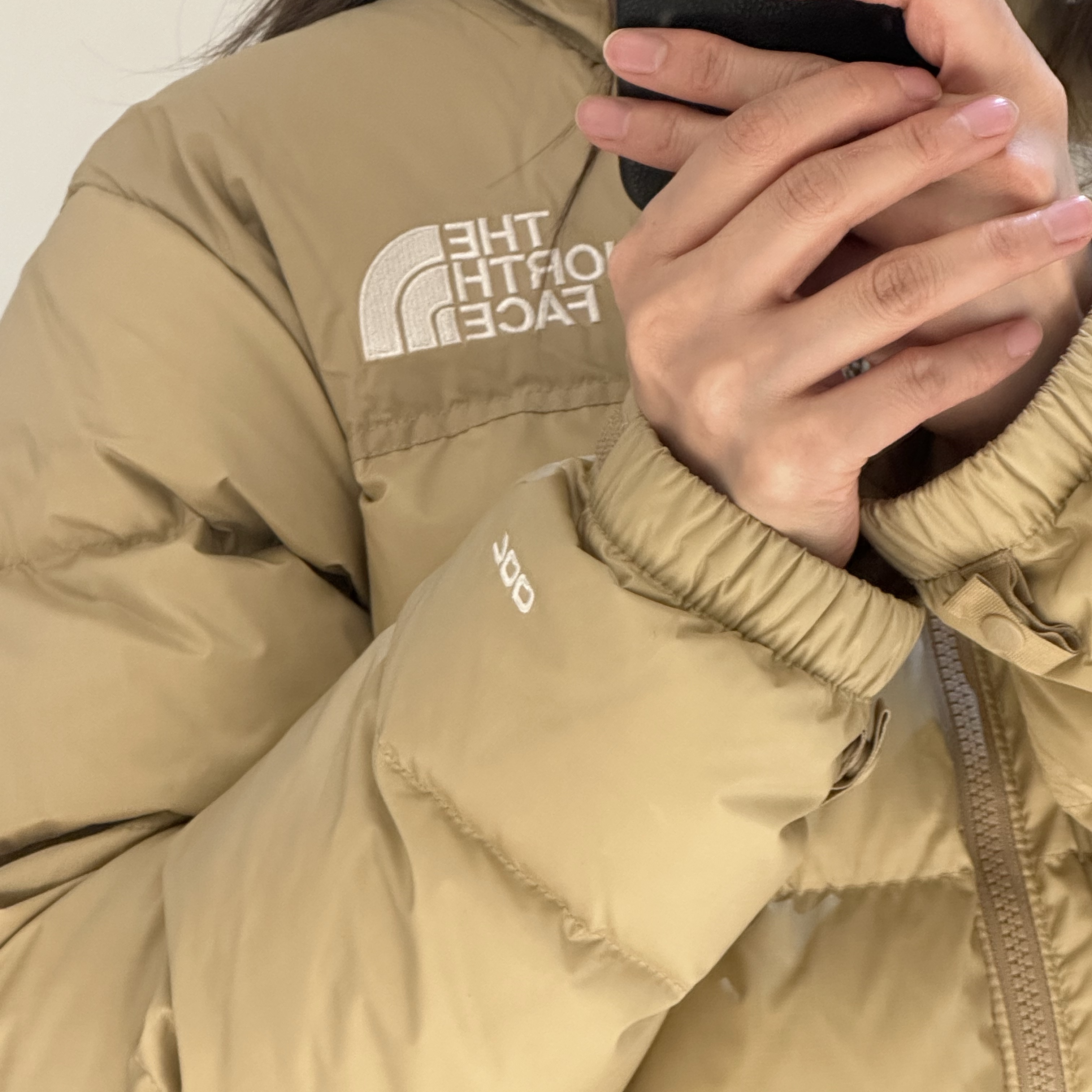 (W) The North Face 1996 Retro Nuptse Jacket Khaki Stone 착용 스타일 - 1