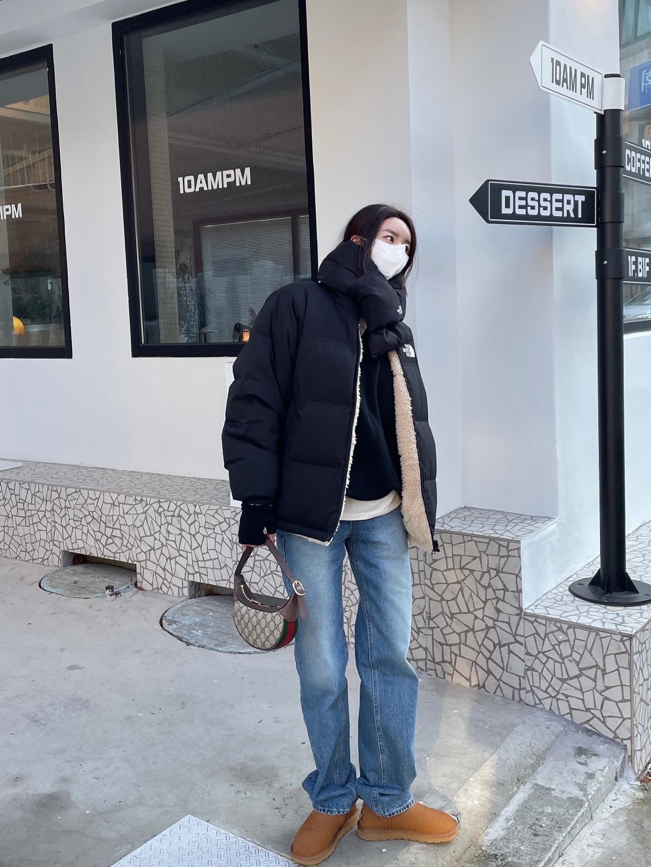 (W) UGG Classic Ultra Mini Boots Chestnut, The North Face White Label T-Ball Muffler Black 착용 스타일 - 3