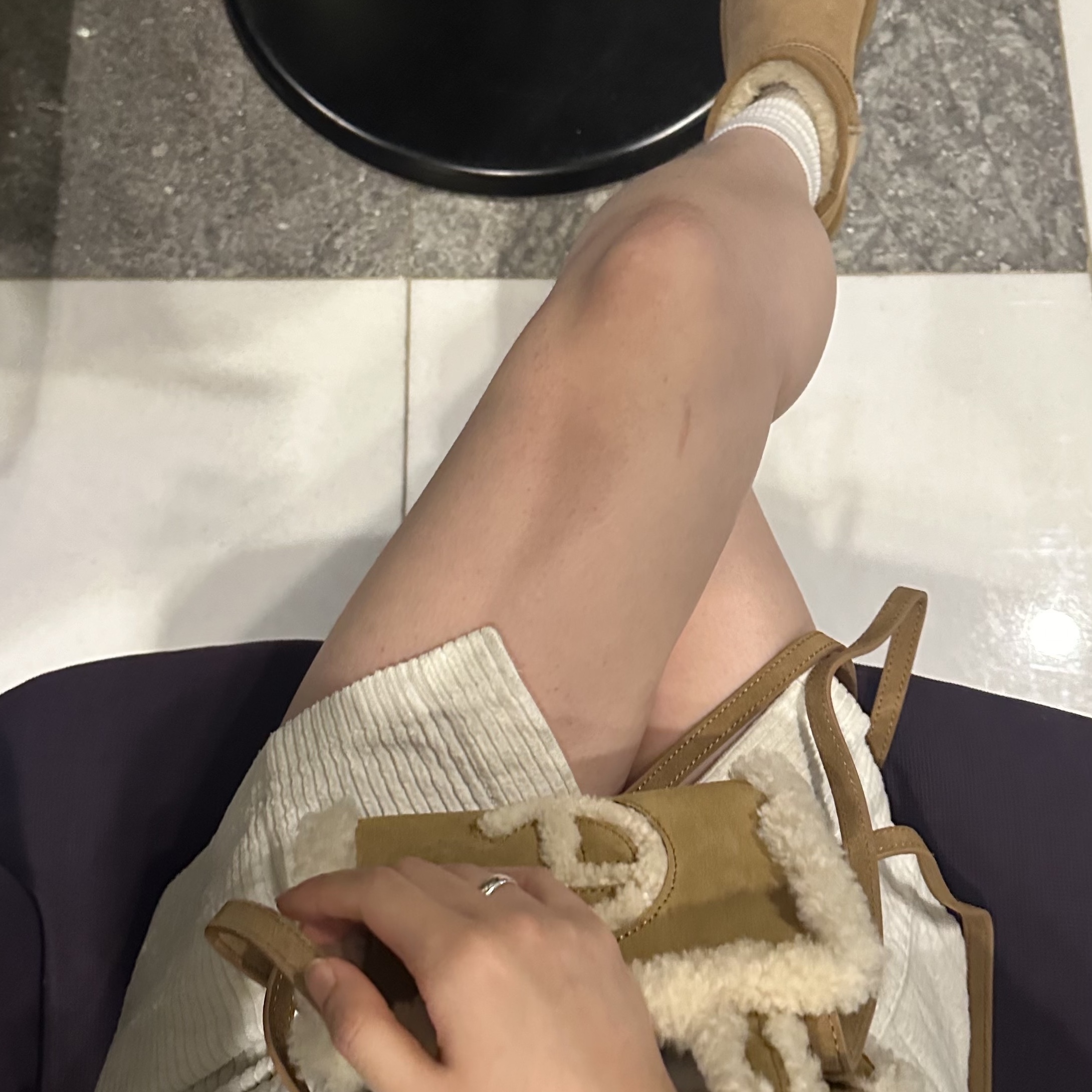 Telfar x UGG Small Shopping Bag Chestnut, (W) UGG Classic Mini II Boots Chestnut 착용 스타일