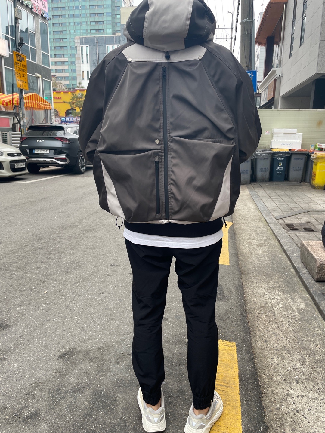 Adidas Yeezy Boost 700 V2 Cream, Undermycar Kame Multi Zip Turtle Shell Parka Driftwood - 22FW 착용 스타일 - 2