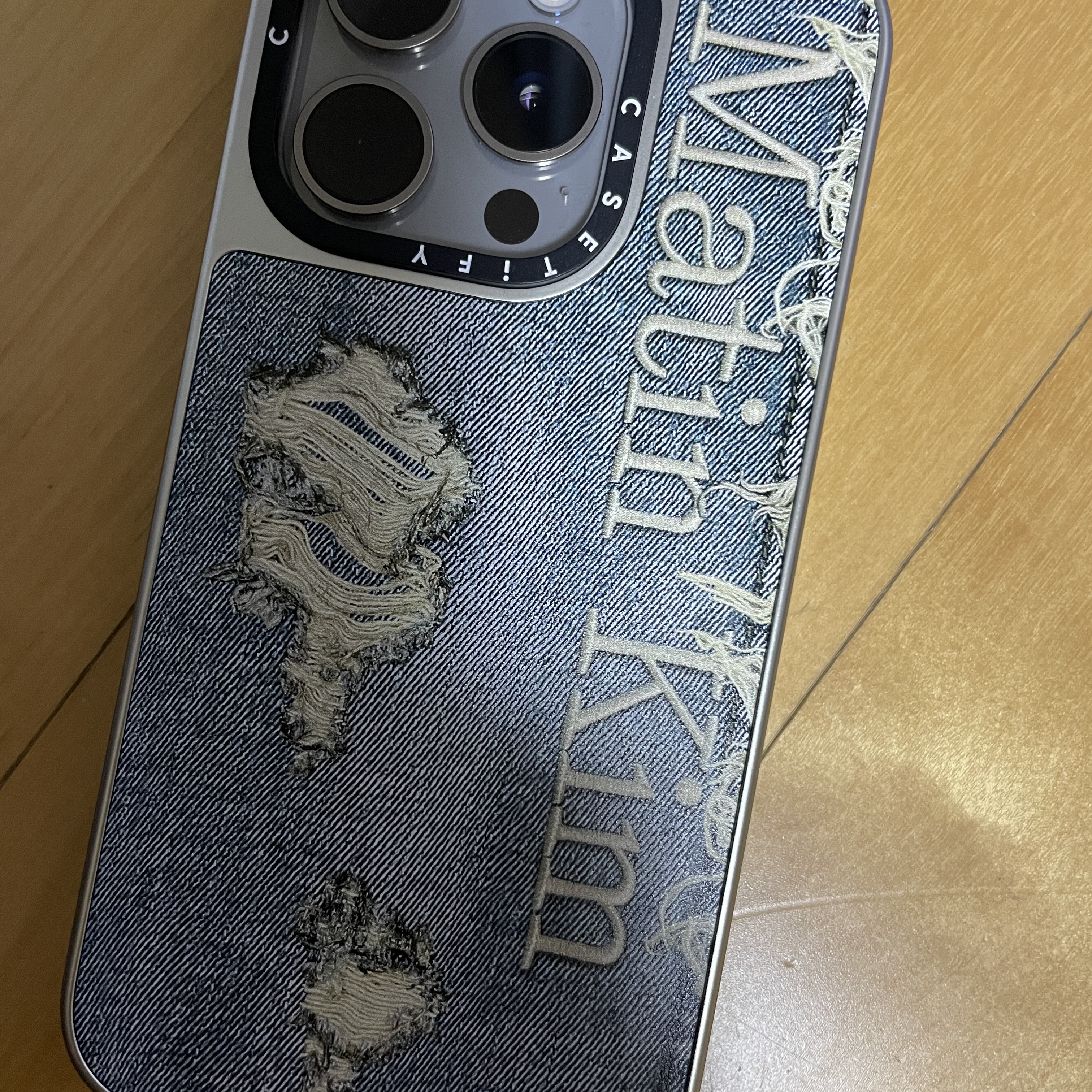 Casetify x Matin Kim iPhone Destroyed Denim Magsafe Mirror Case Silver 착용 스타일 - 2