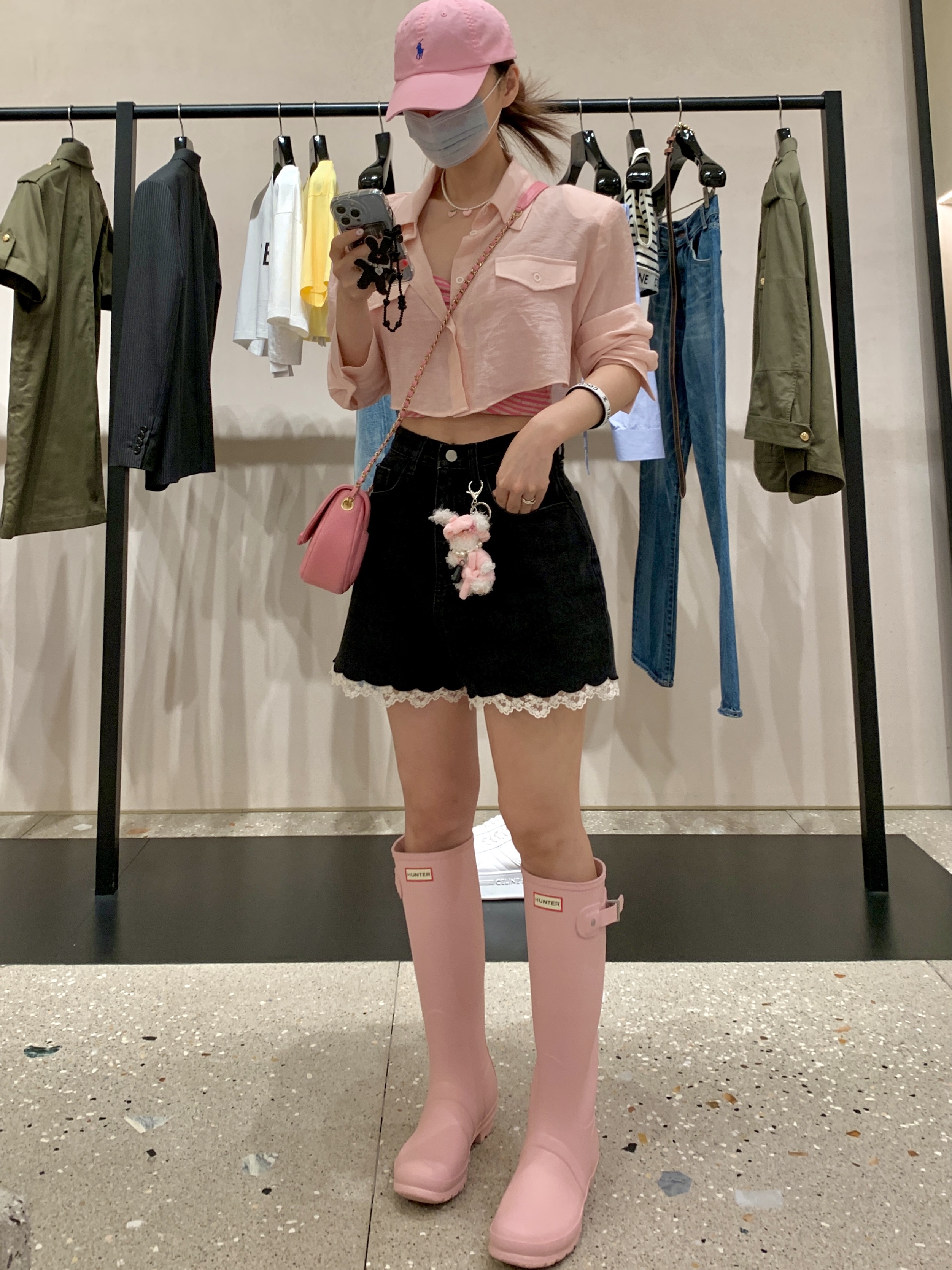 (W) Hunter Original Tall Wellington Boots Faded Rose, Celine Teen Classic Panier in Palm Leaves Calfskin Tan 착용 스타일 - 1