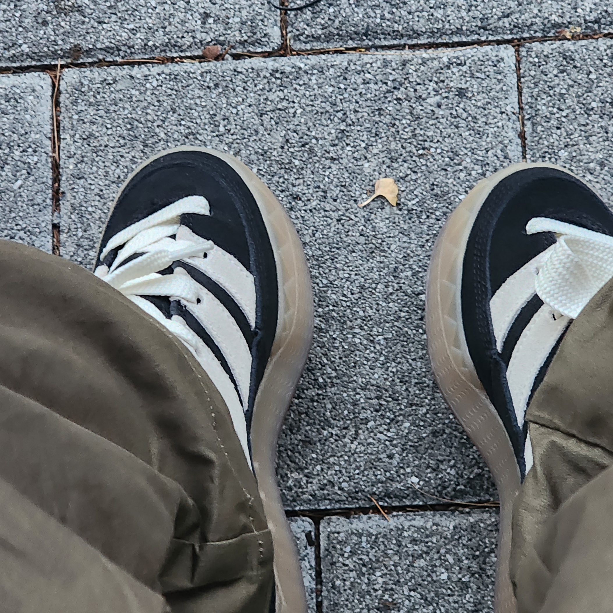 Adidas Adimatic Core Black Off White 착용 스타일 - 2