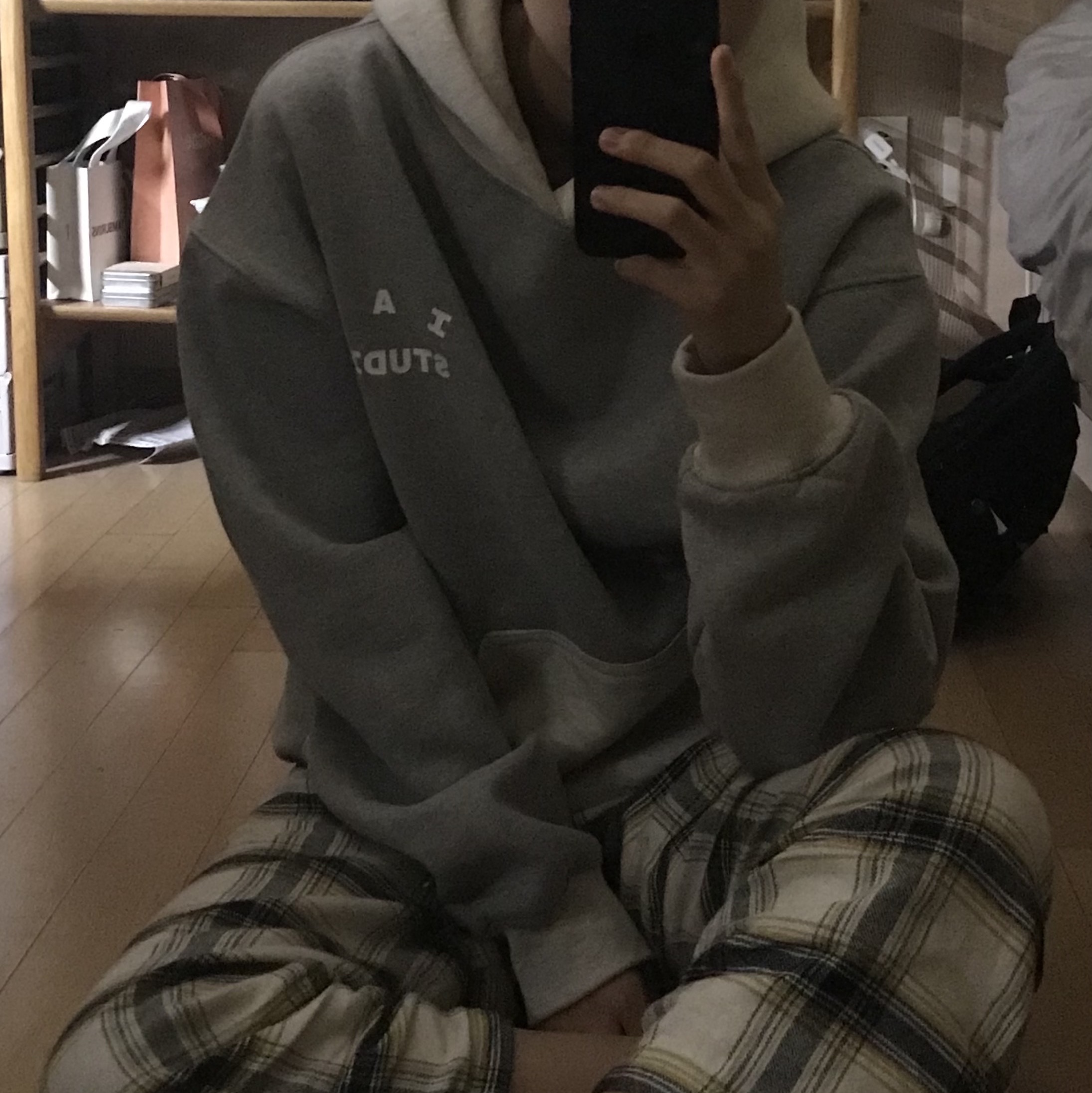 IAB Studio Hoodie Dual Gray 착용 스타일