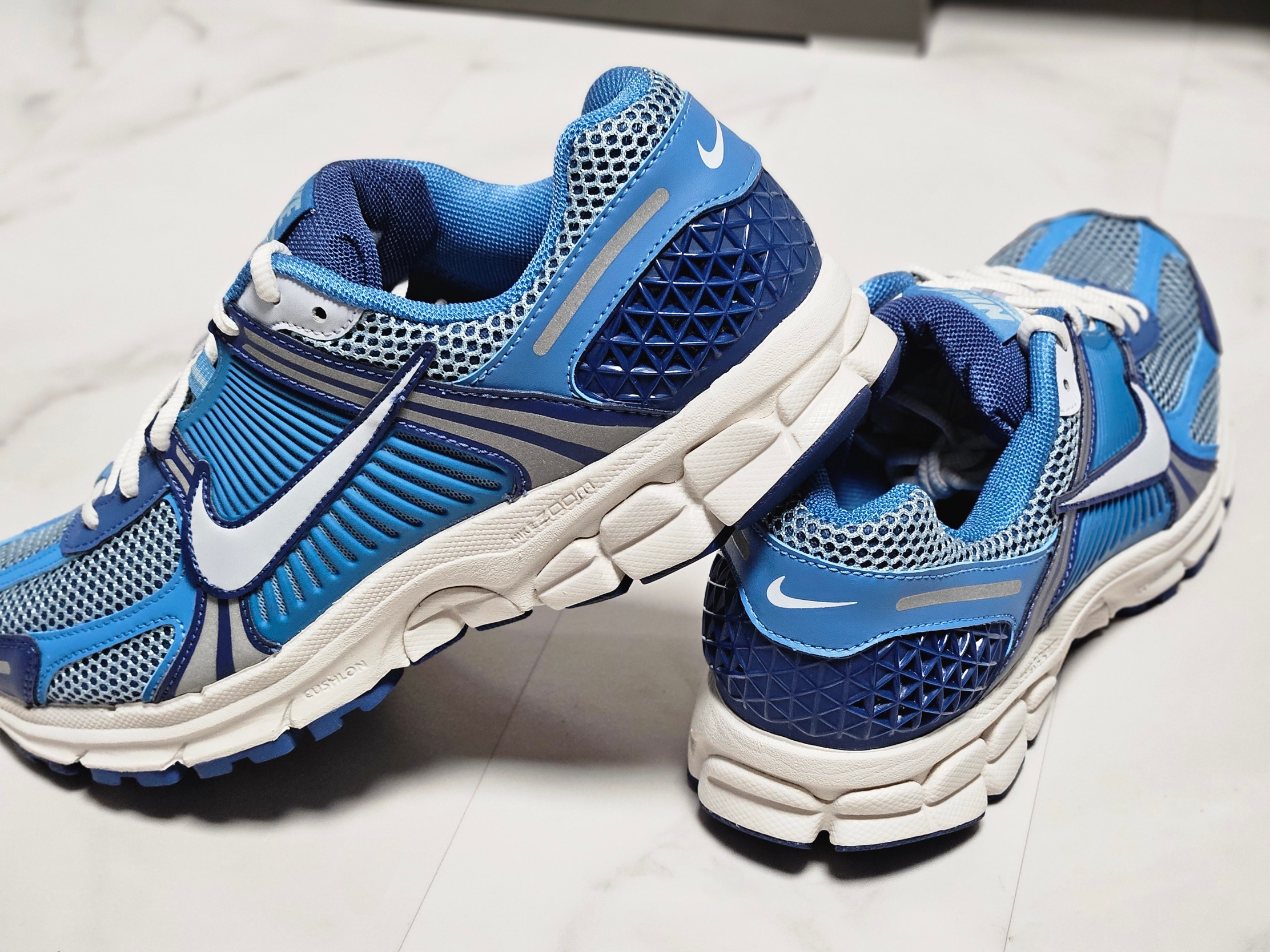 Nike Zoom Vomero 5 Mystic Navy and Worn Blue 착용 스타일 - 3