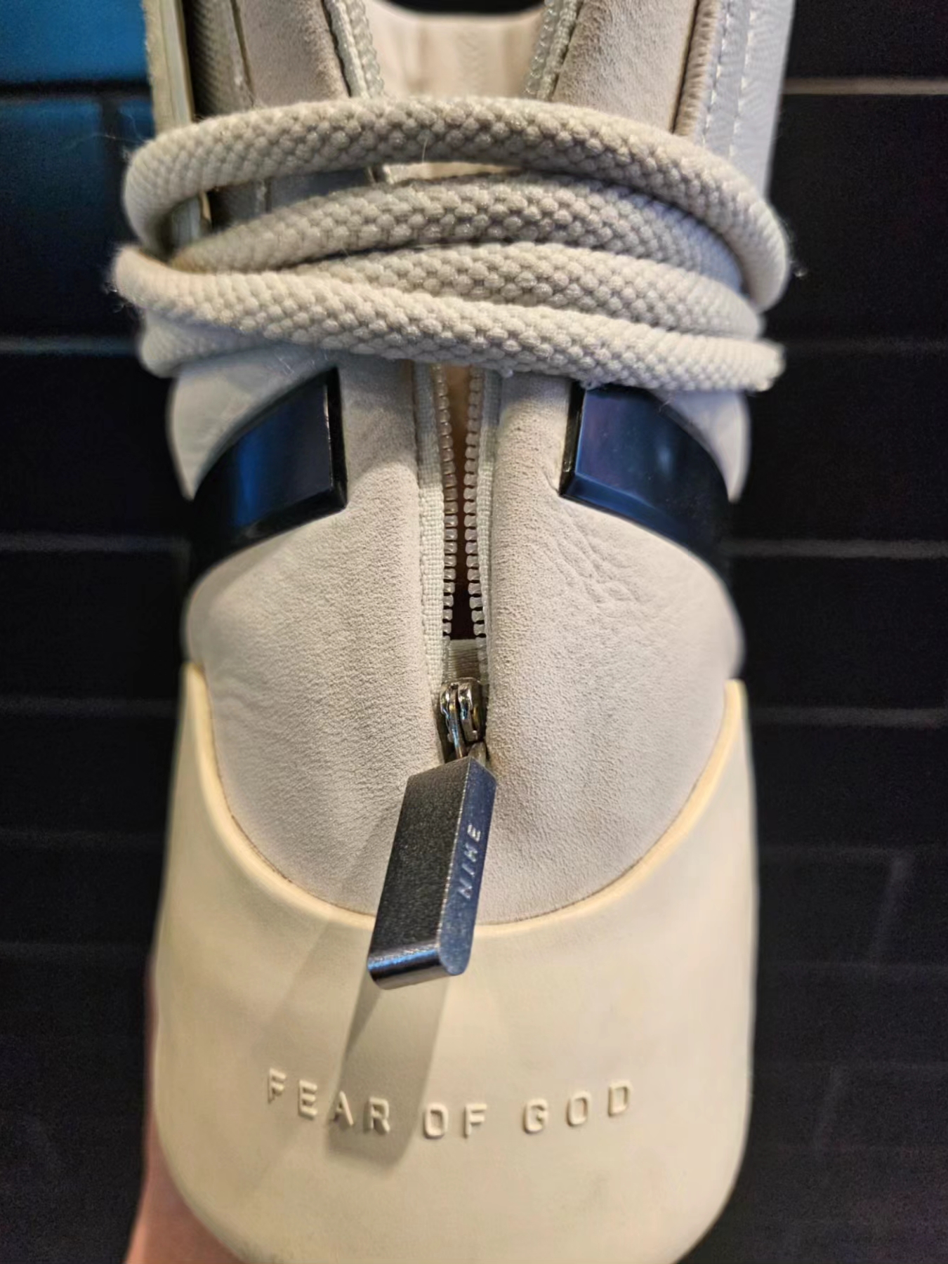 Nike x Fear of God Air Fear of God SA Light Bone 착용 스타일 - 3