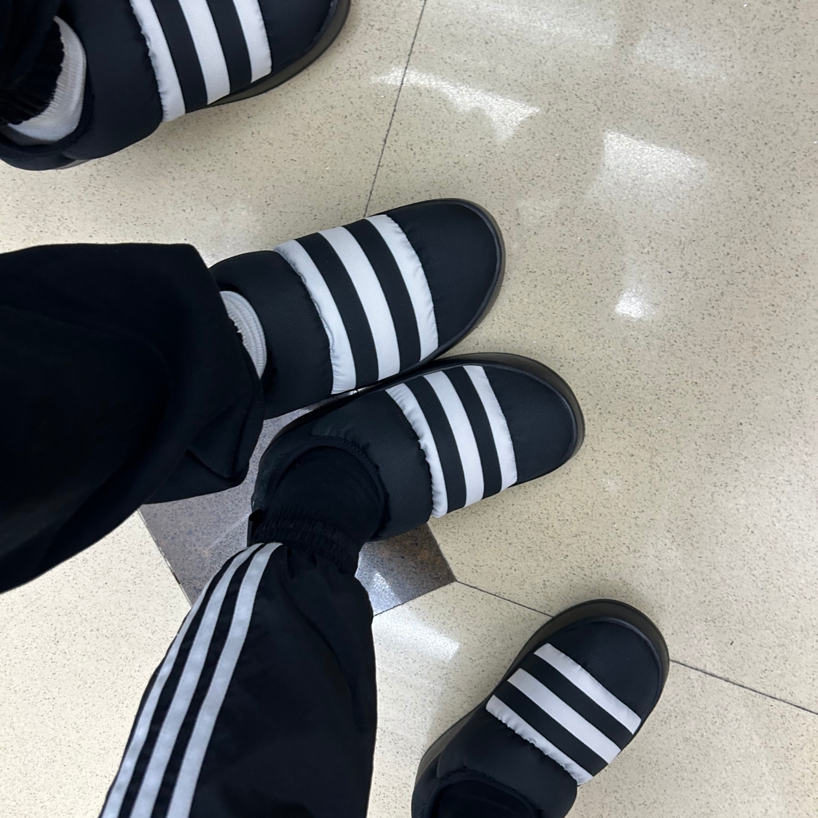 Adidas Puffylette Core Black 착용 스타일