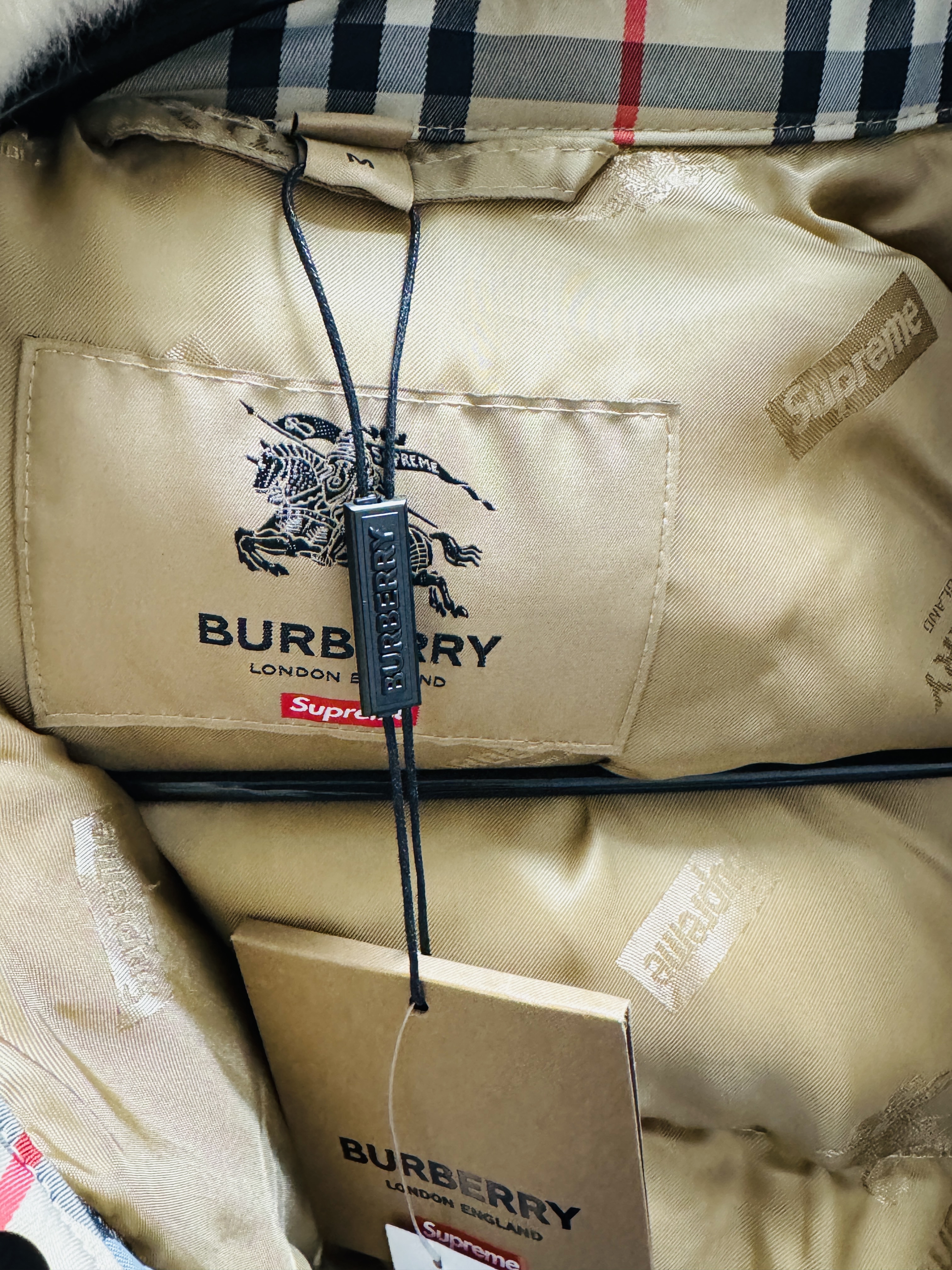 (W) Jordan 1 Retro High OG Lucky Green, Supreme x Burberry Shearling Collar Down Puffer Jacket Beige - 22SS 착용 스타일 - 3