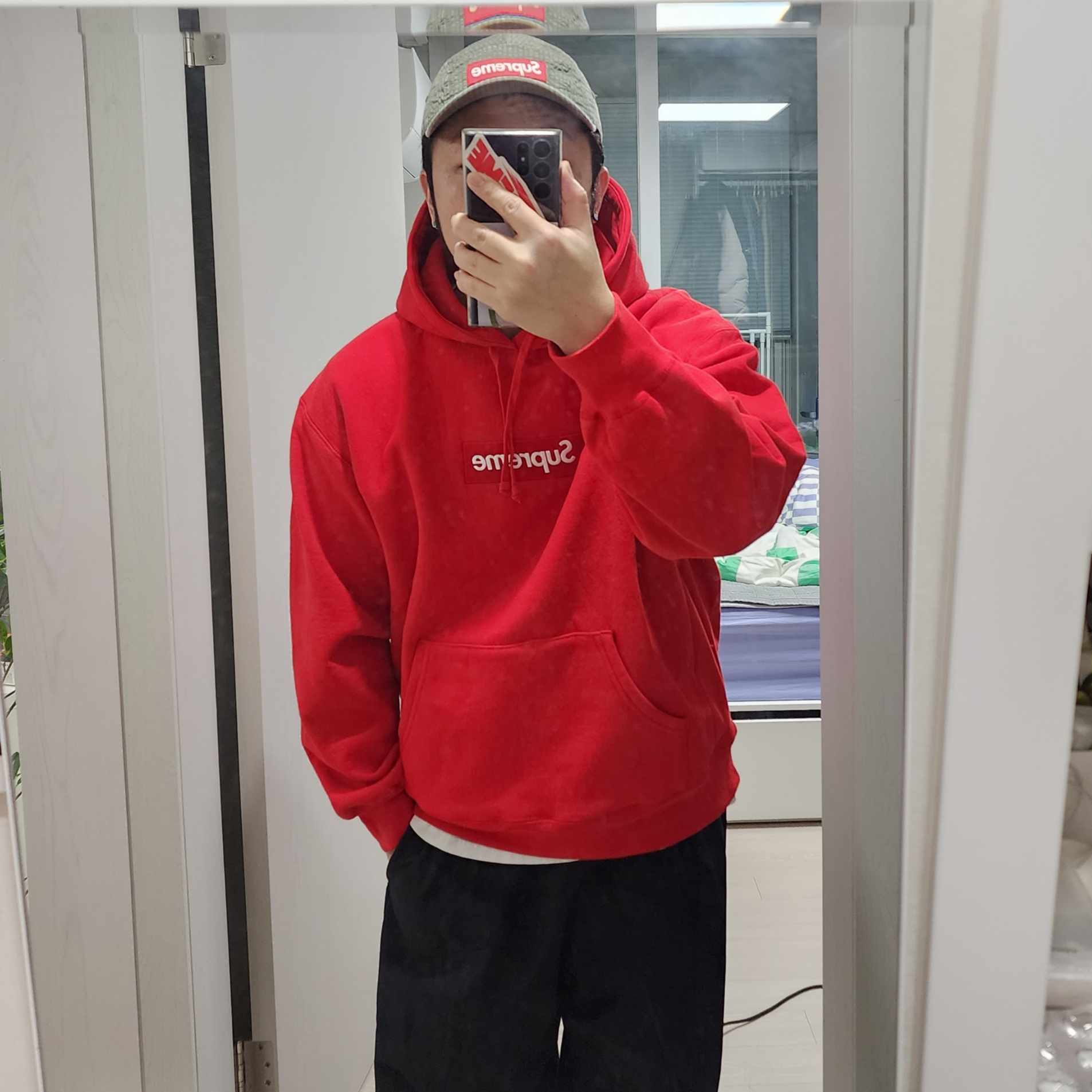 Supreme Box Logo Hooded Sweatshirt Red - 23FW, Supreme Washed Seersucker Camp Cap Taupe - 22SS 착용 스타일