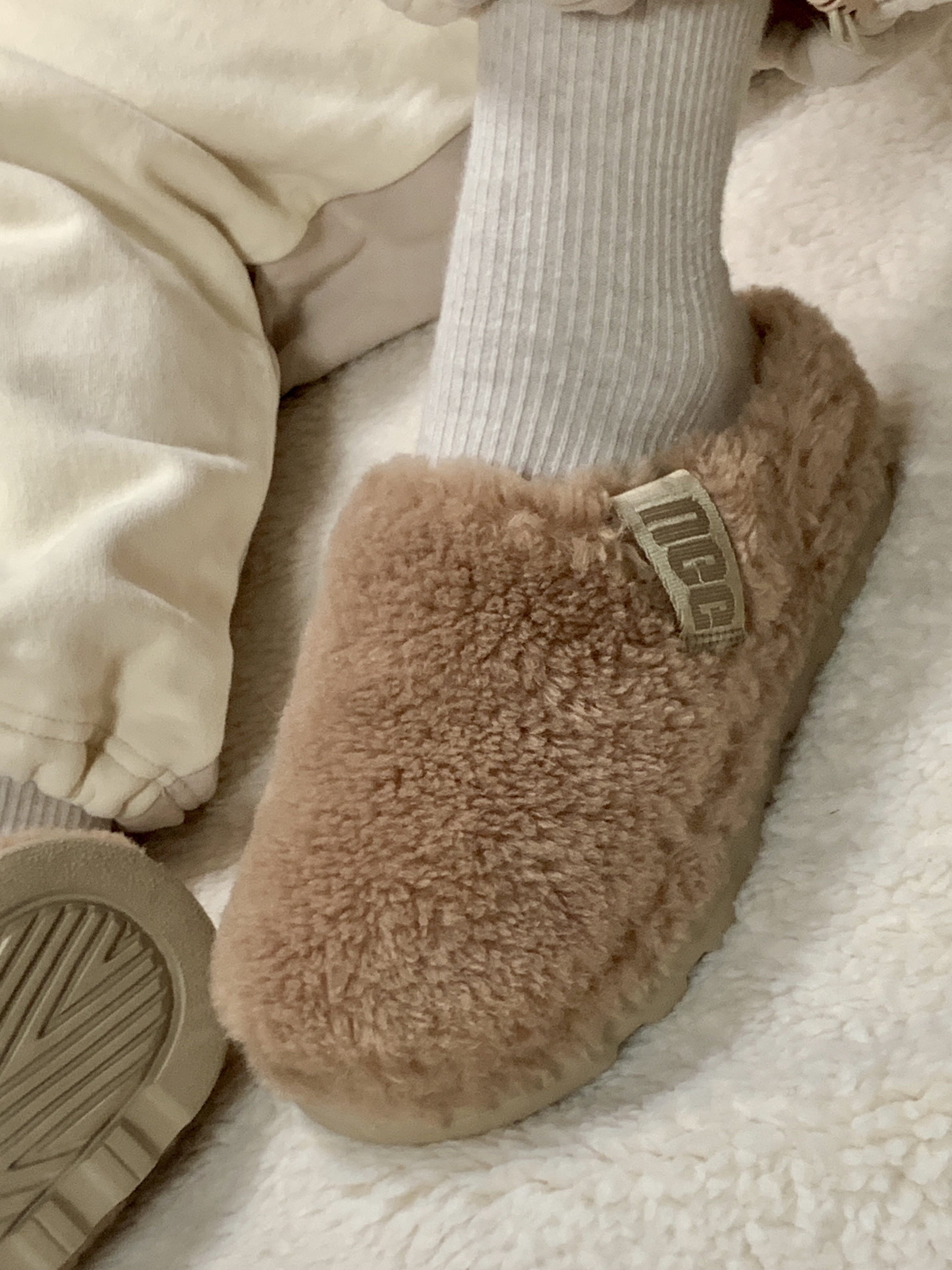 UGG Fluff Off Slide Chestnut 착용 스타일 - 2