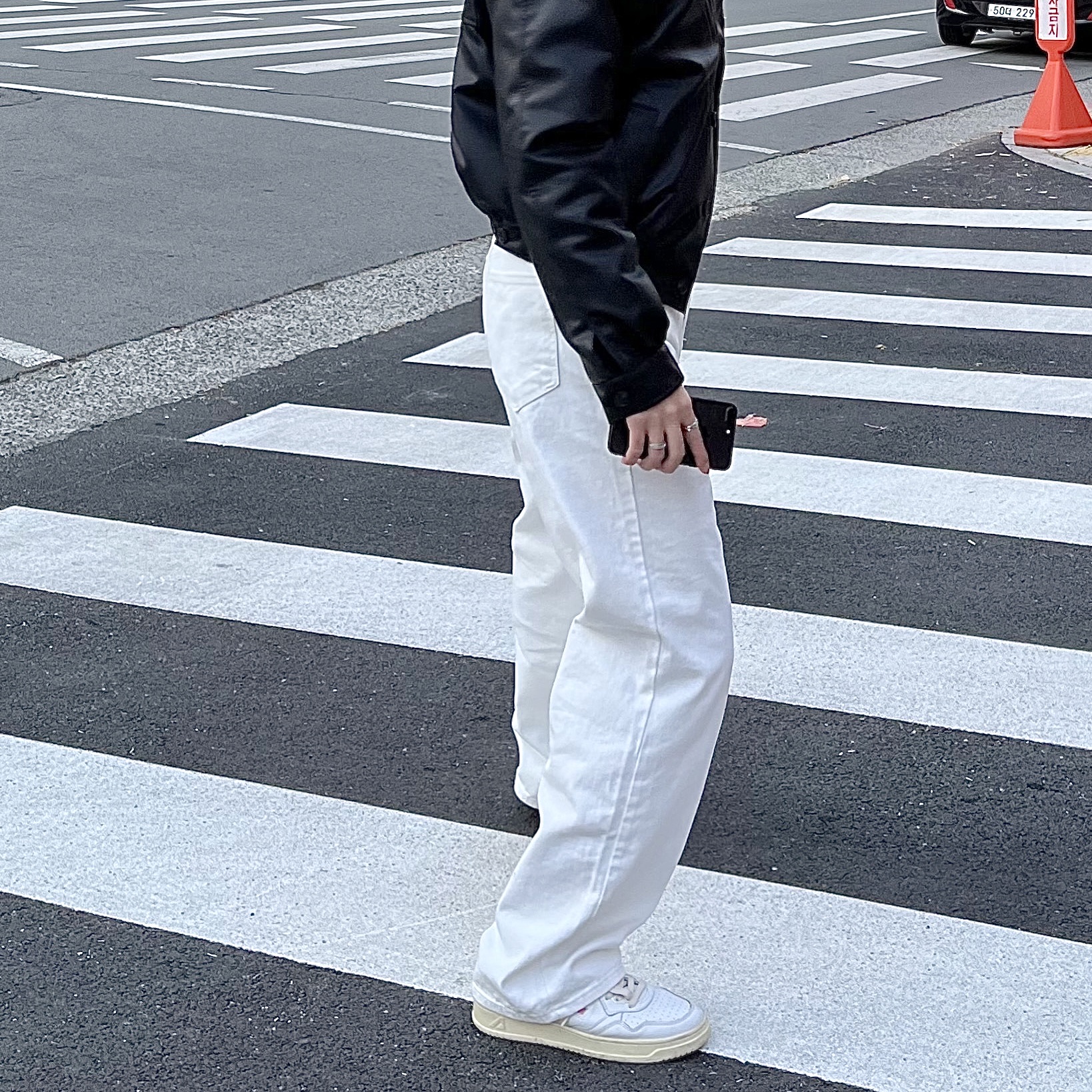 Autry Medalist Low Leather Sneakers White 착용 스타일 - 2
