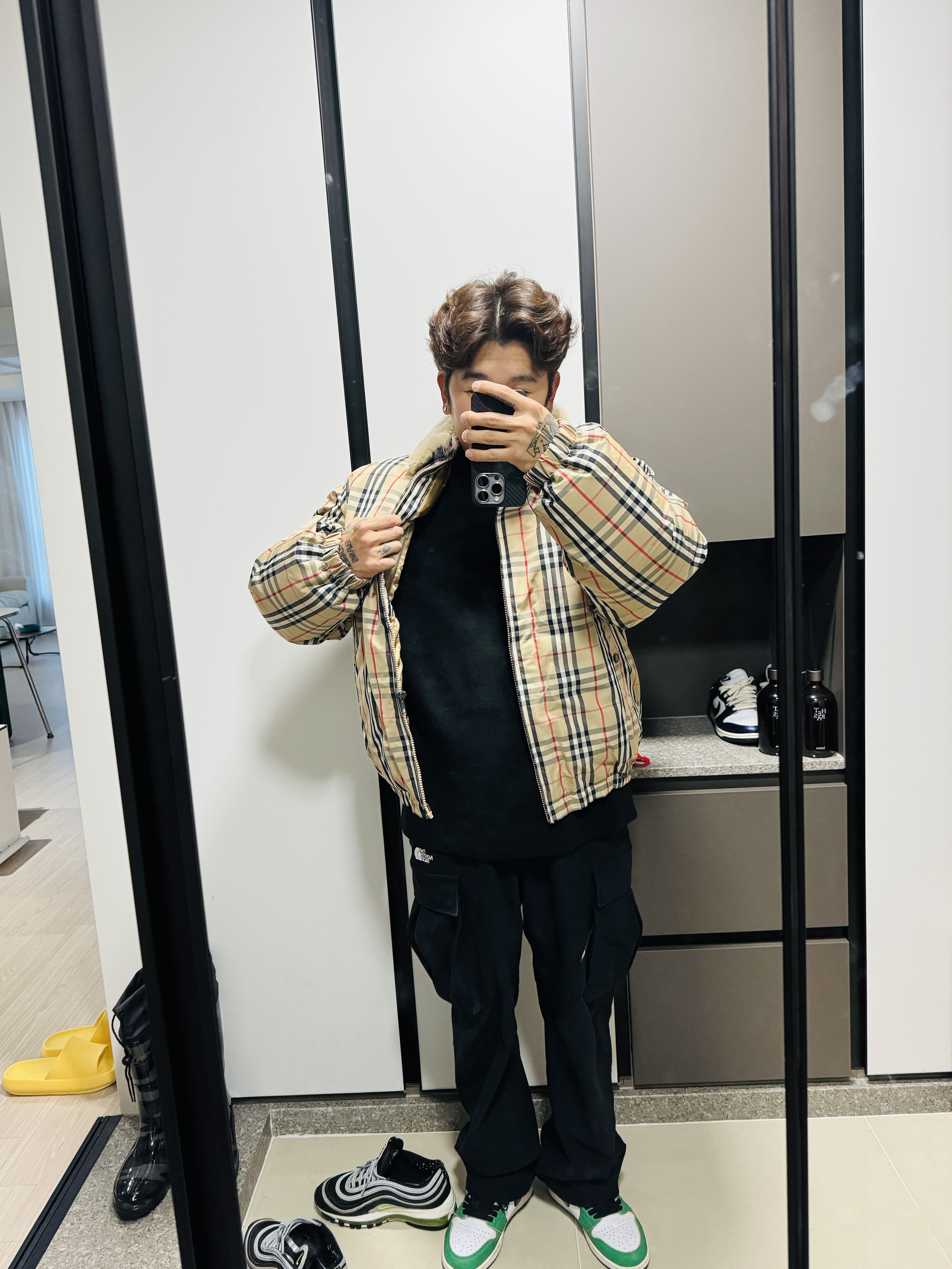 (W) Jordan 1 Retro High OG Lucky Green, Supreme x Burberry Shearling Collar Down Puffer Jacket Beige - 22SS 착용 스타일 - 1