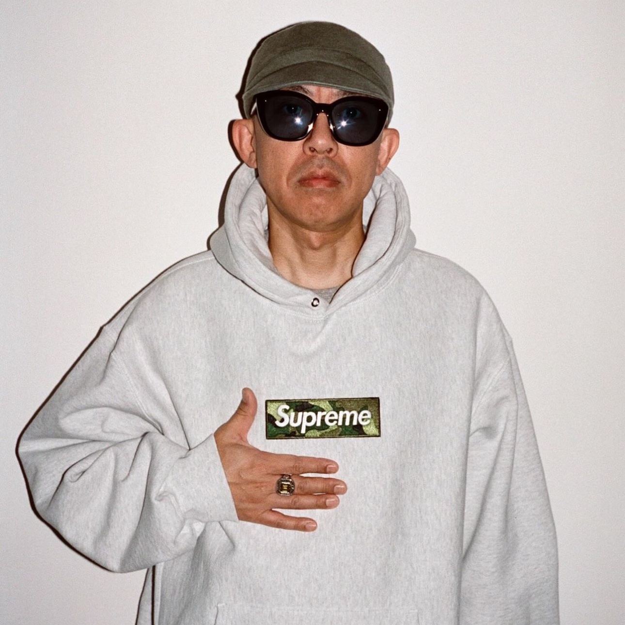 Supreme Box Logo Hooded Sweatshirt Ash Grey - 23FW, Supreme x Nike NBA Wristband Black (Pack of 2) 착용 스타일 - 1