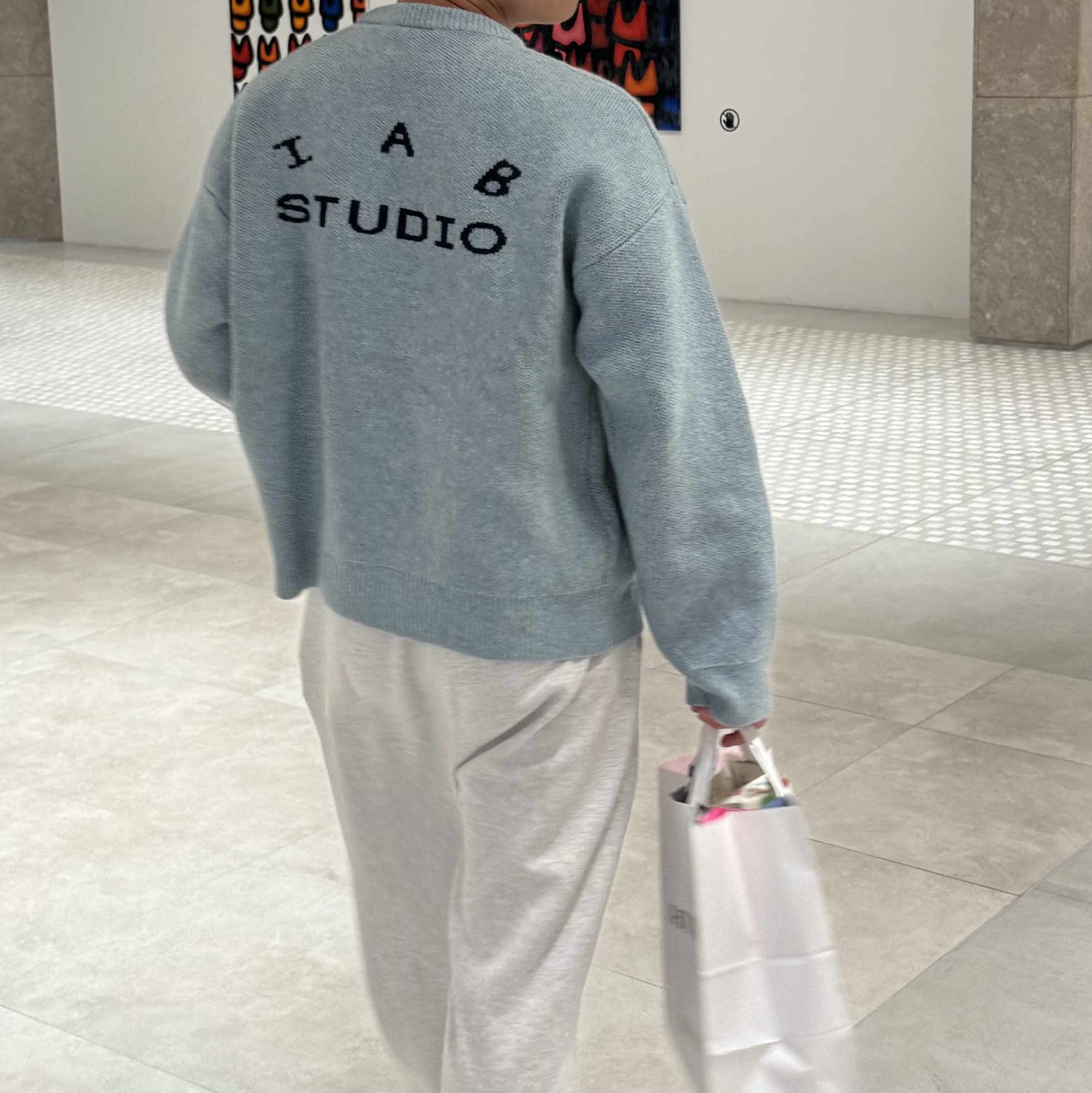 IAB Studio Knit Steel Blue 착용 스타일