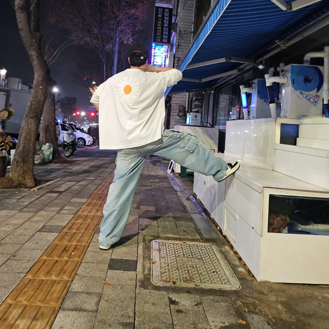 Zara Utility Cargo Jeans Blue, Nike x Peaceminusone LS T-Shirt White (DR0098-100) 착용 스타일 - 2