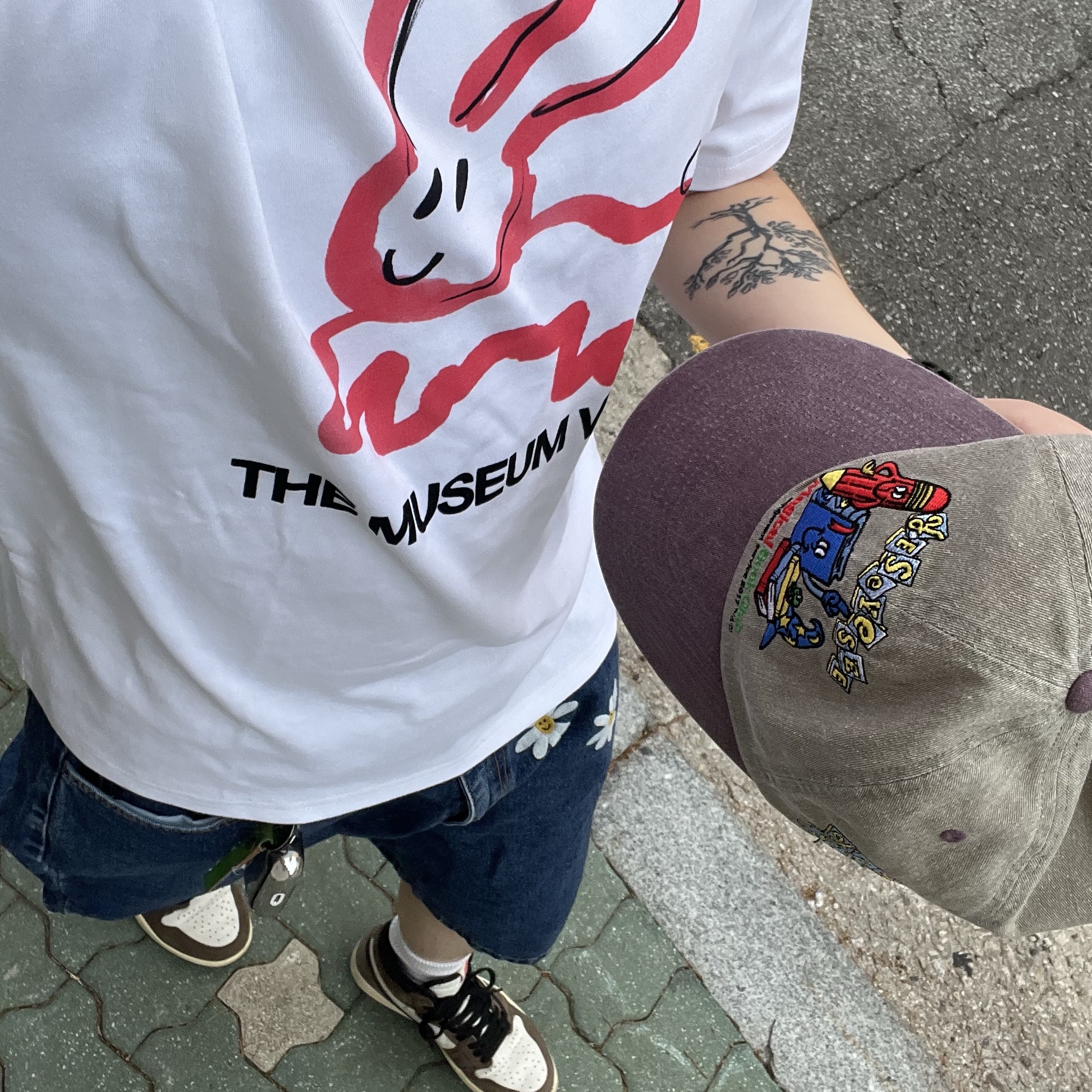 The Museum Visitor Rabbit Printed T-Shirt White - 23PS, Jordan 1 x Travis Scott Retro High OG SP Mocha 착용 스타일 - 2