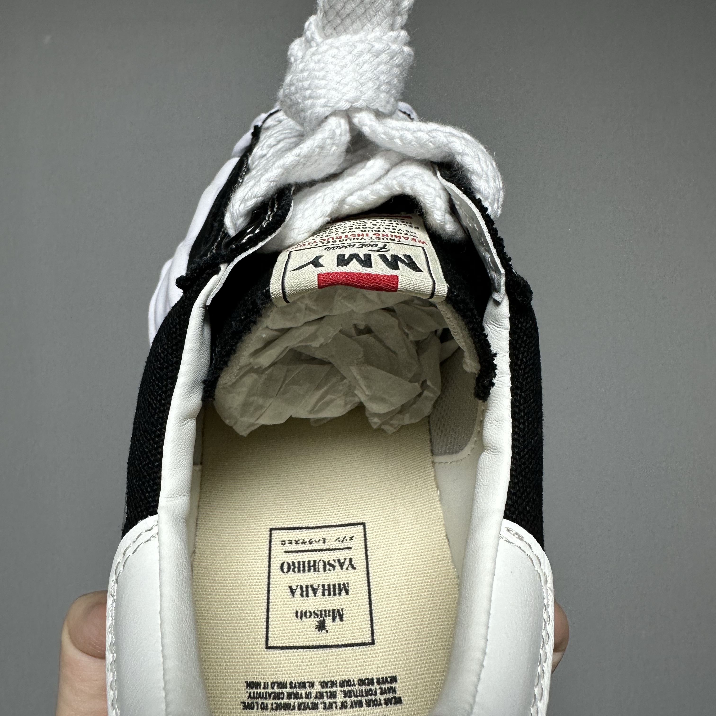 Maison Mihara Yasuhiro Blakey OG Sole Canvas Low-top Sneakers Black White 착용 스타일 - 4