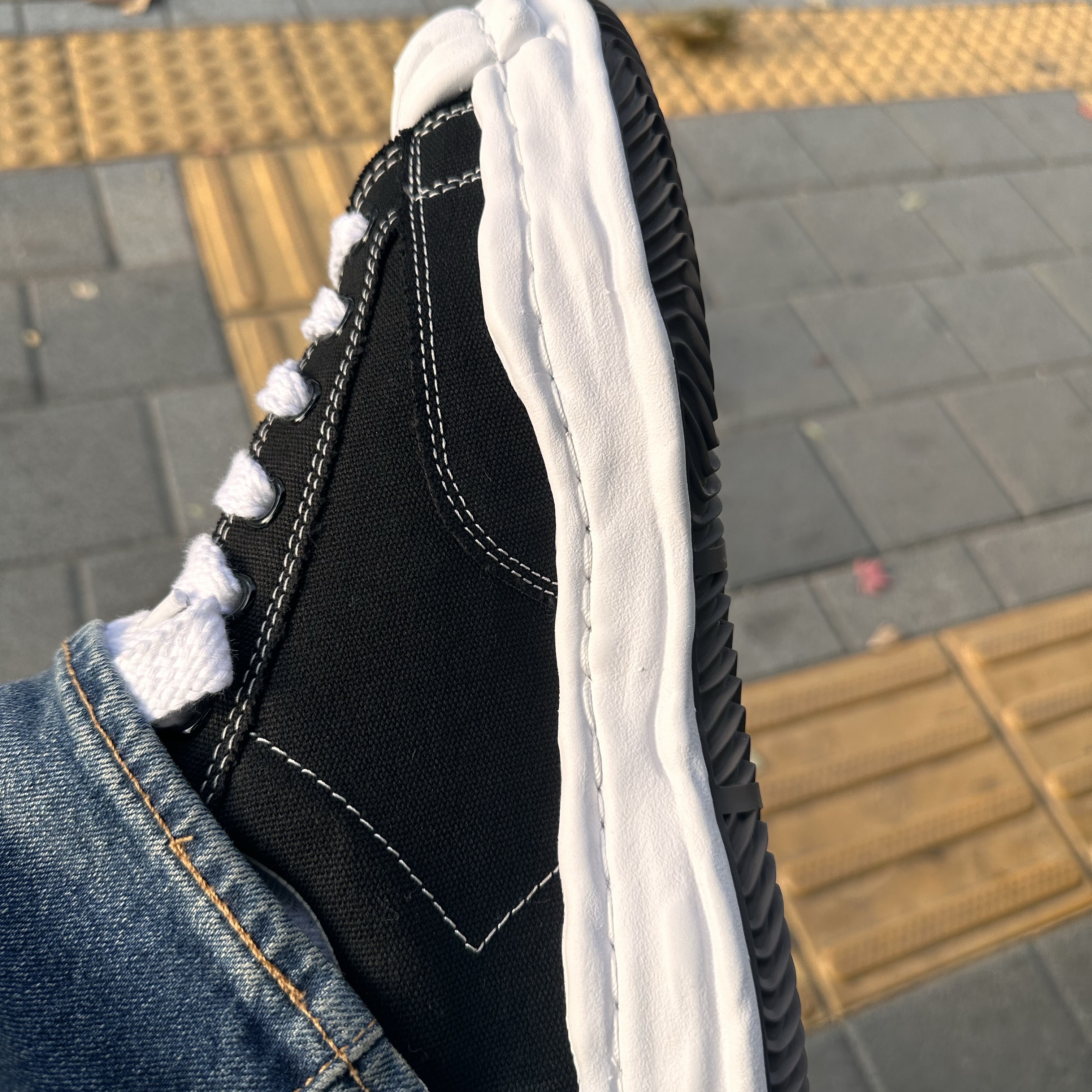 Maison Mihara Yasuhiro Blakey OG Sole Canvas Low-top Sneakers Black White 착용 스타일 - 2