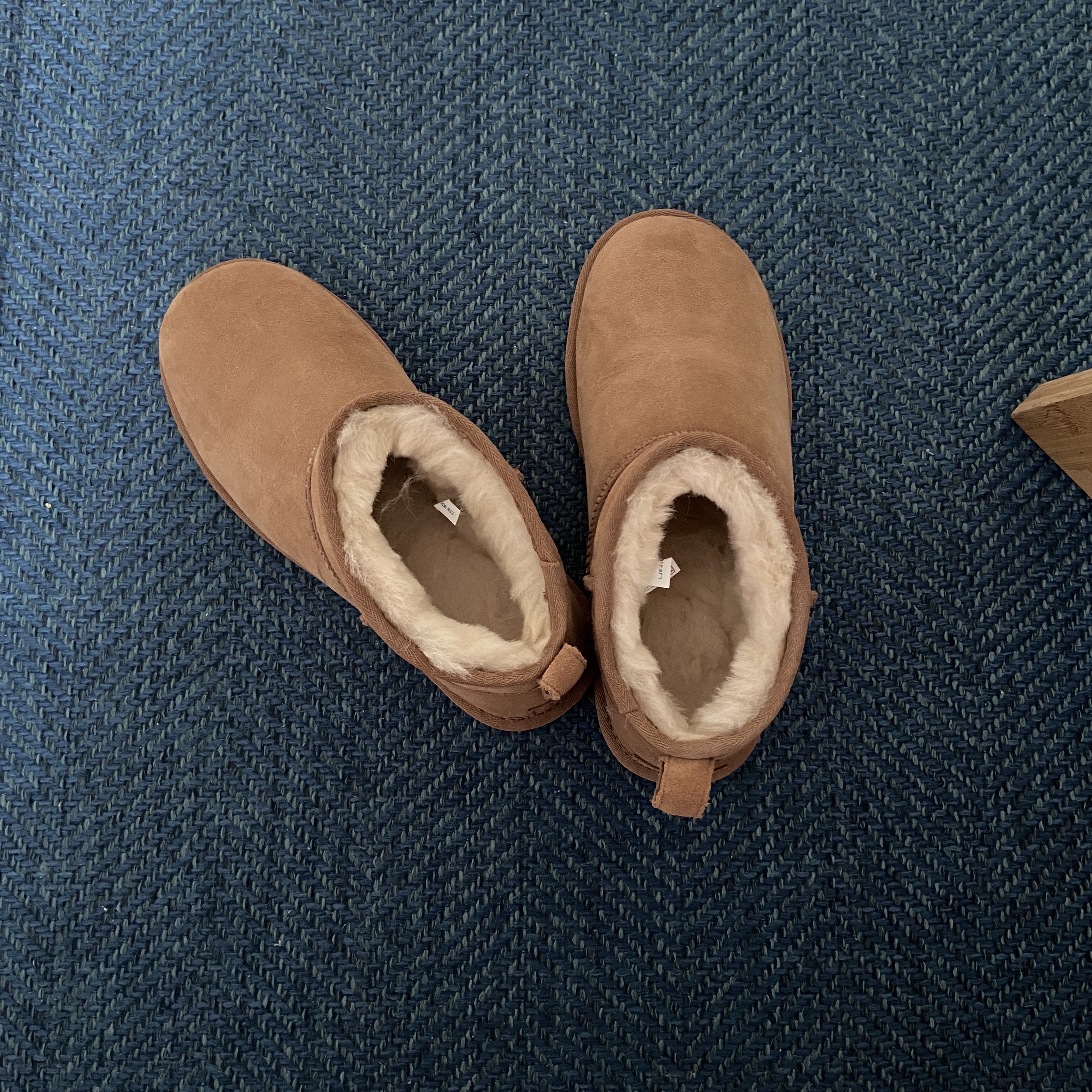 (W) UGG Classic Ultra Mini Boots Chestnut 착용 스타일