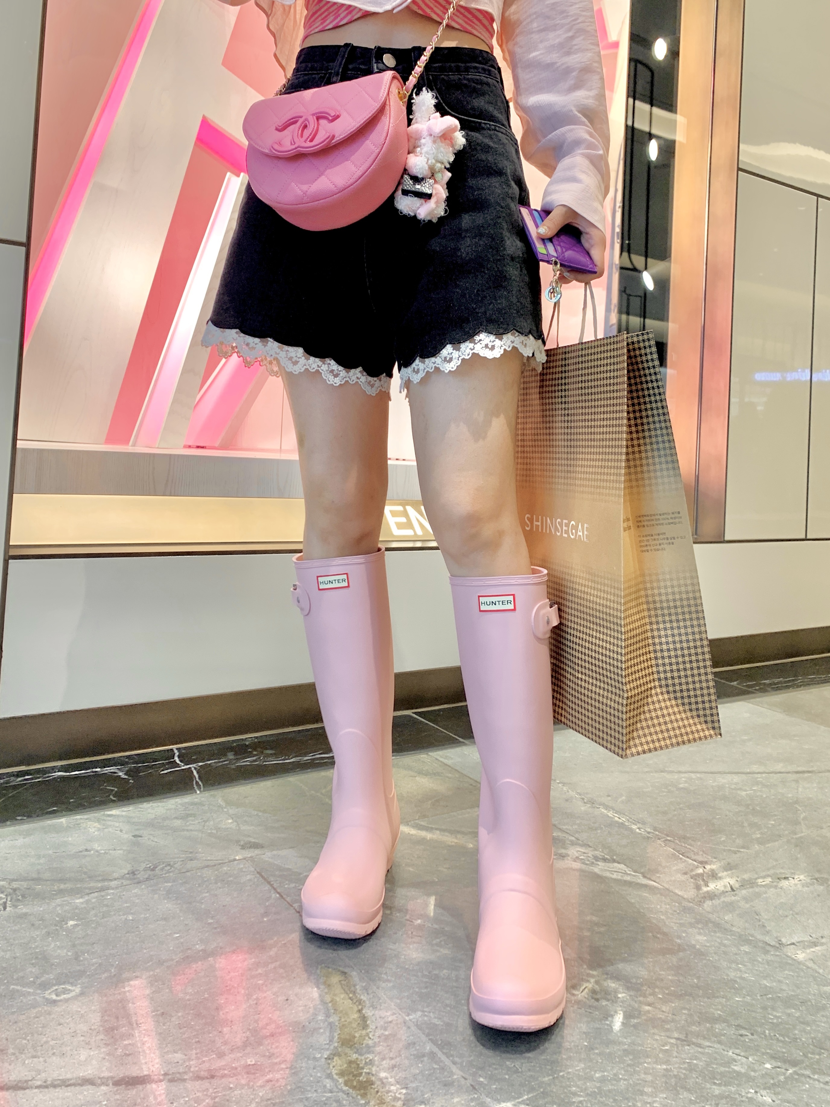 (W) Hunter Original Tall Wellington Boots Faded Rose, Celine Teen Classic Panier in Palm Leaves Calfskin Tan 착용 스타일 - 3