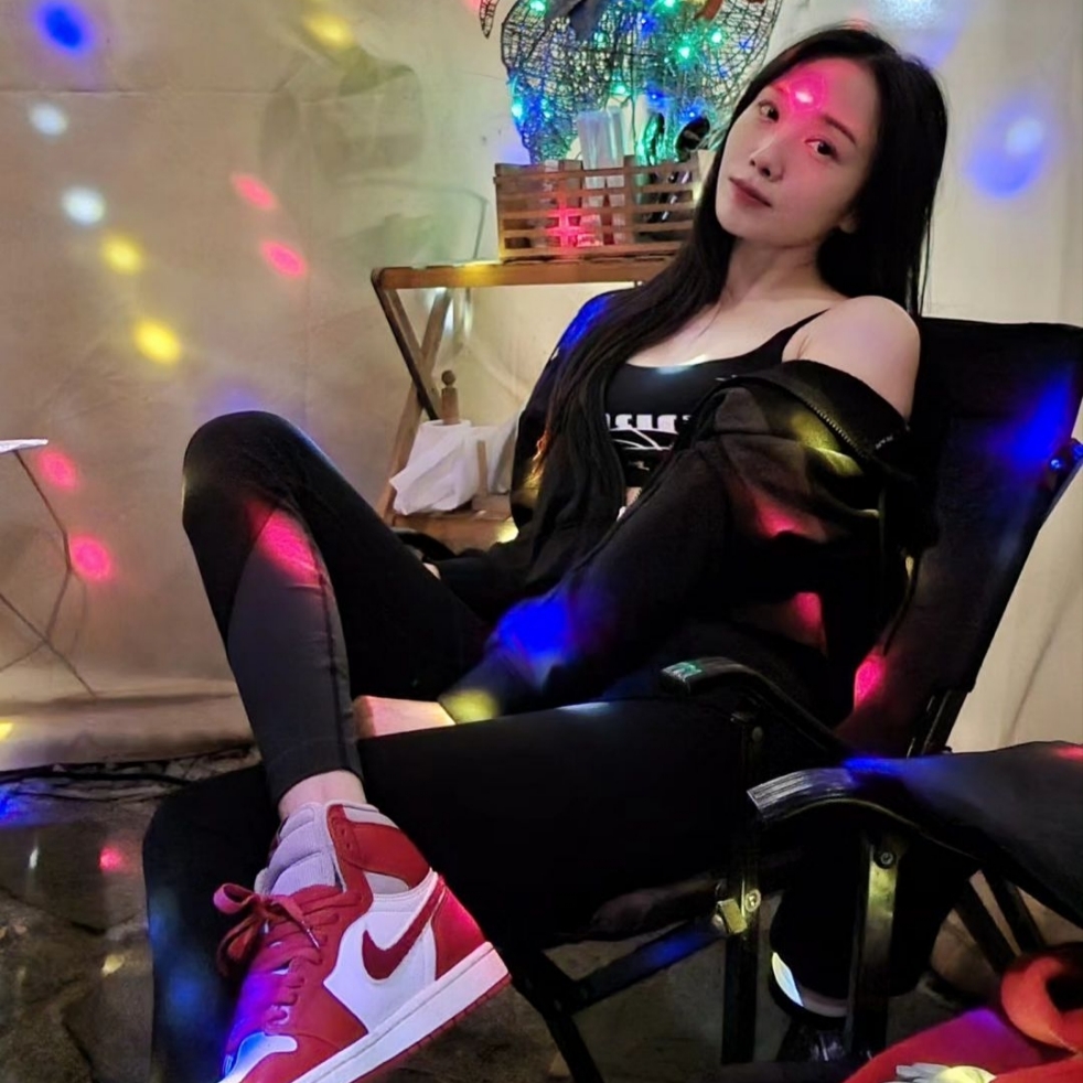 (W) Jordan 1 Retro High OG Varsity Red, (W) Nike NSW Essential High Waist Leggings Black - Asia 착용 스타일