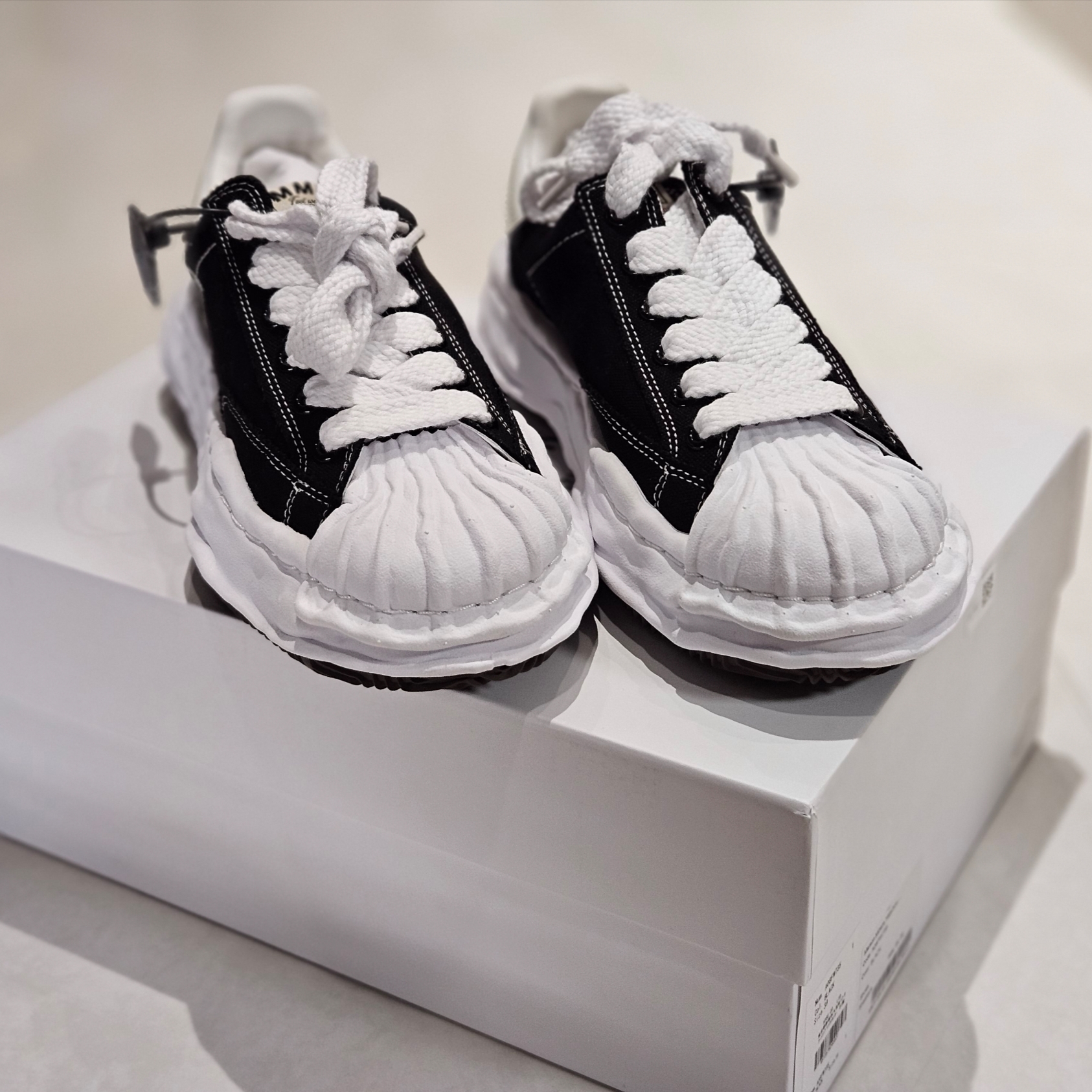 Maison Mihara Yasuhiro Blakey OG Sole Canvas Low-top Sneakers Black White 착용 스타일 - 1