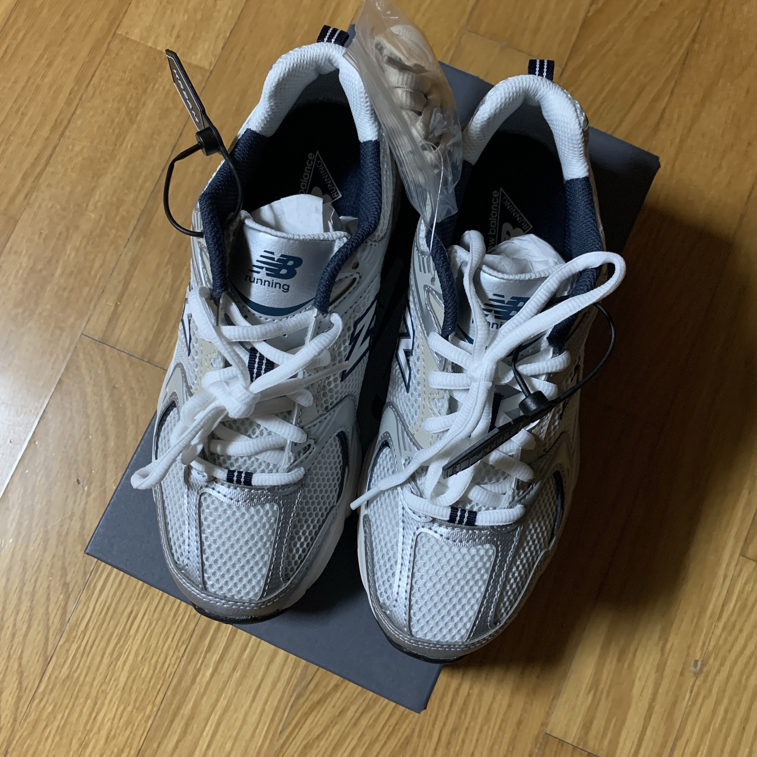 New Balance 530 Steel Grey 착용 스타일 - 4