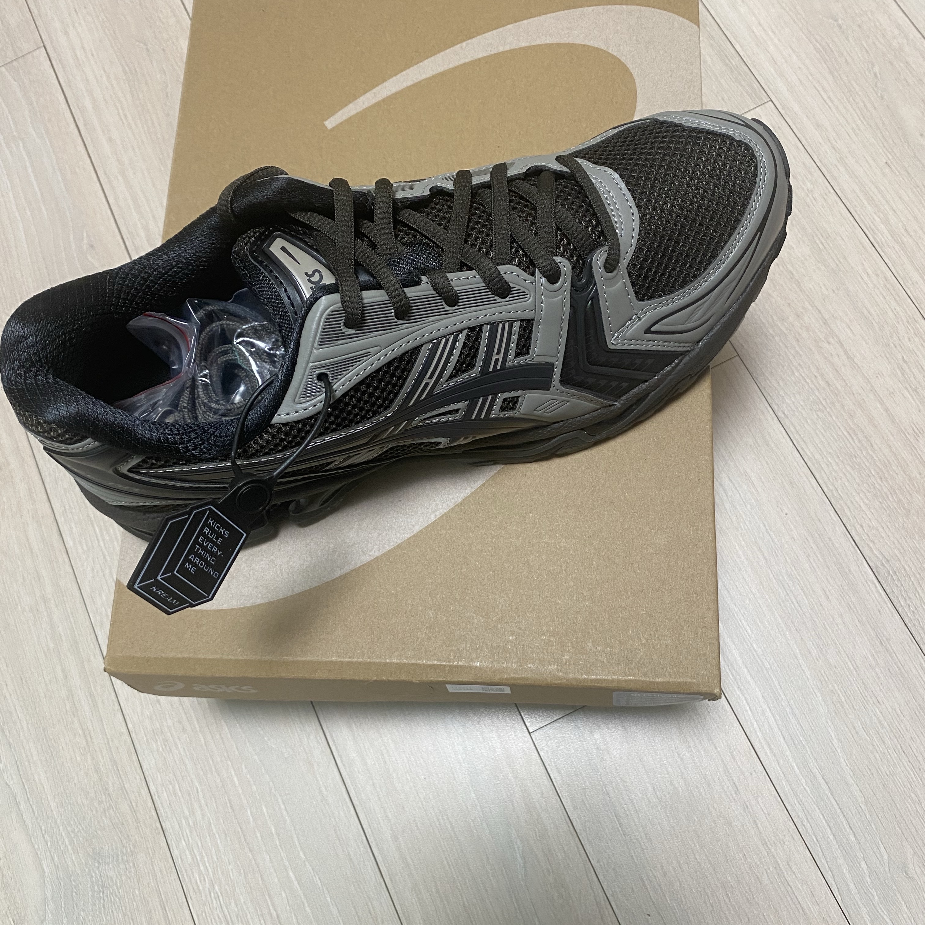 Asics x Atmos x Undermycar Gel-Kayano 14 Pepper Black 착용 스타일 - 1