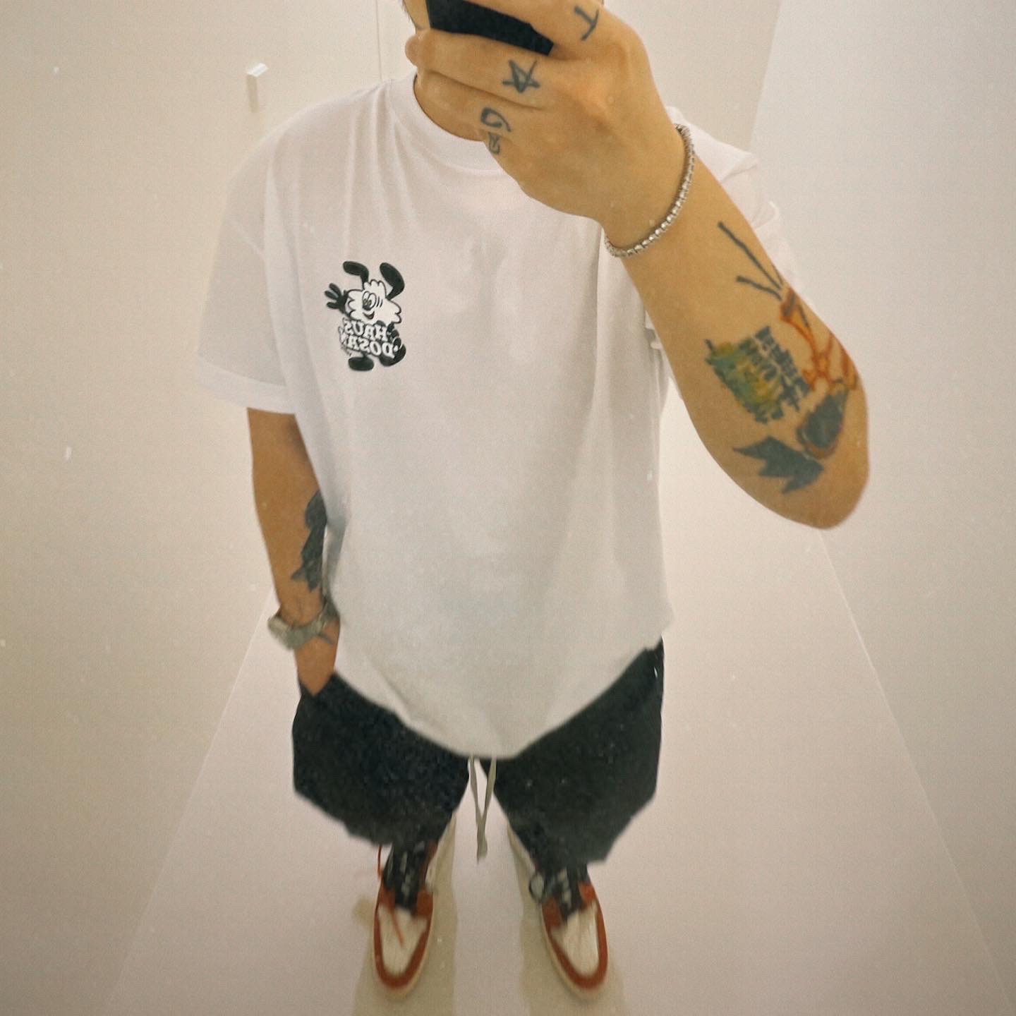 Rolex Submariner 41mm 124060 Black Oyster, Verdy x Haus Dosan T-Shirt White 착용 스타일 - 2
