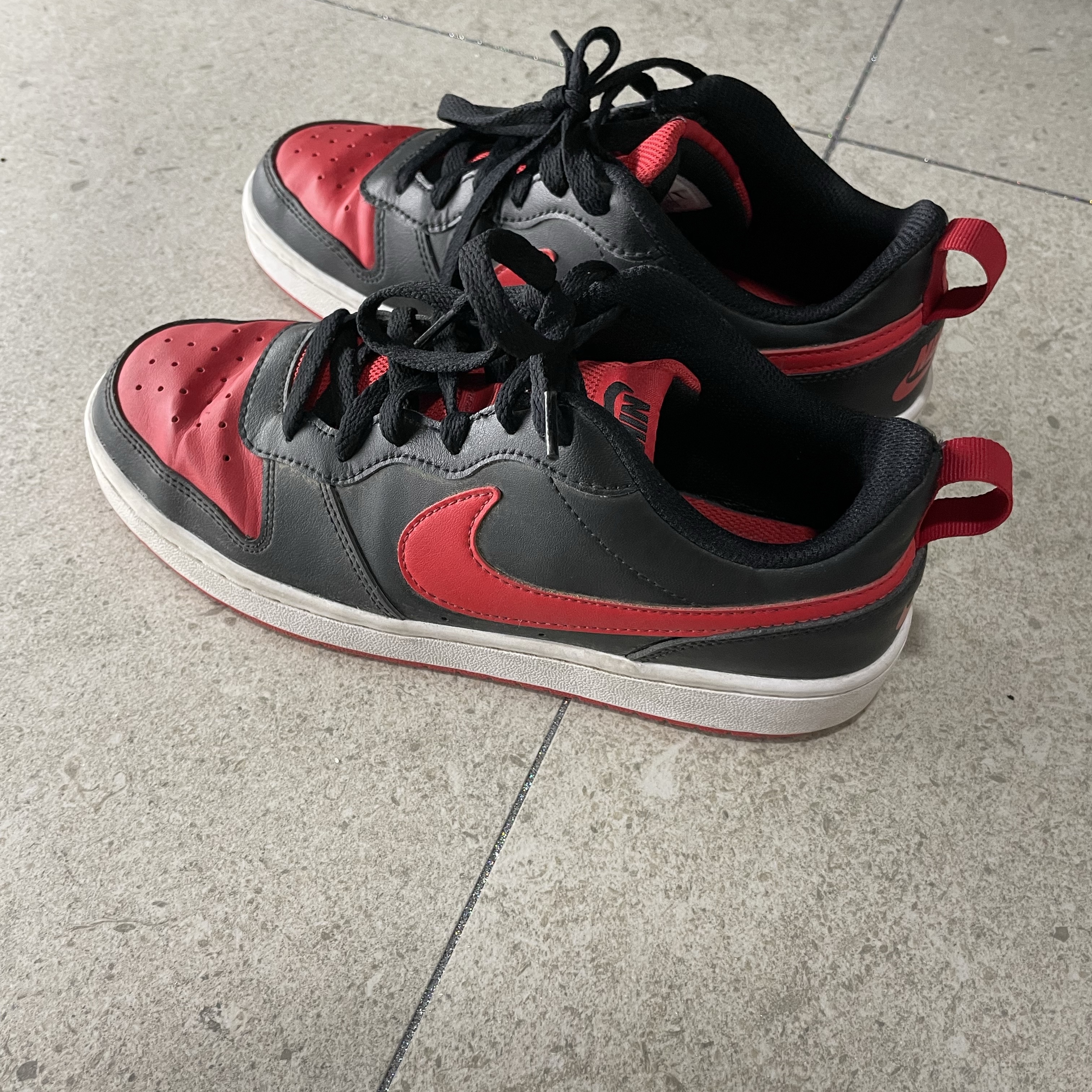 (GS) Nike Court Borough Low 2 Black University Red  착용 스타일 - 2