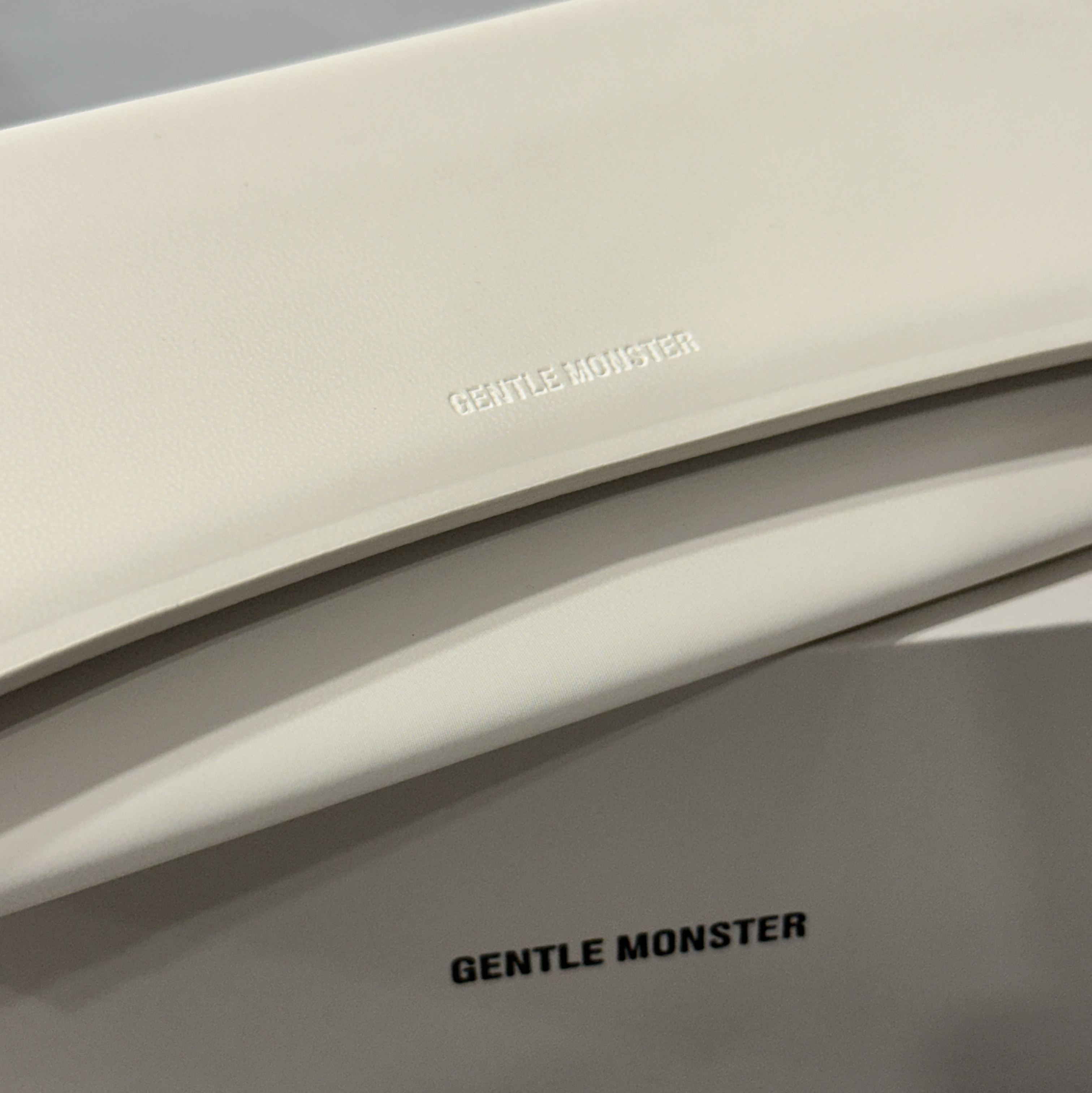 Gentle Monster Rococo 01 Black 착용 스타일 - 2