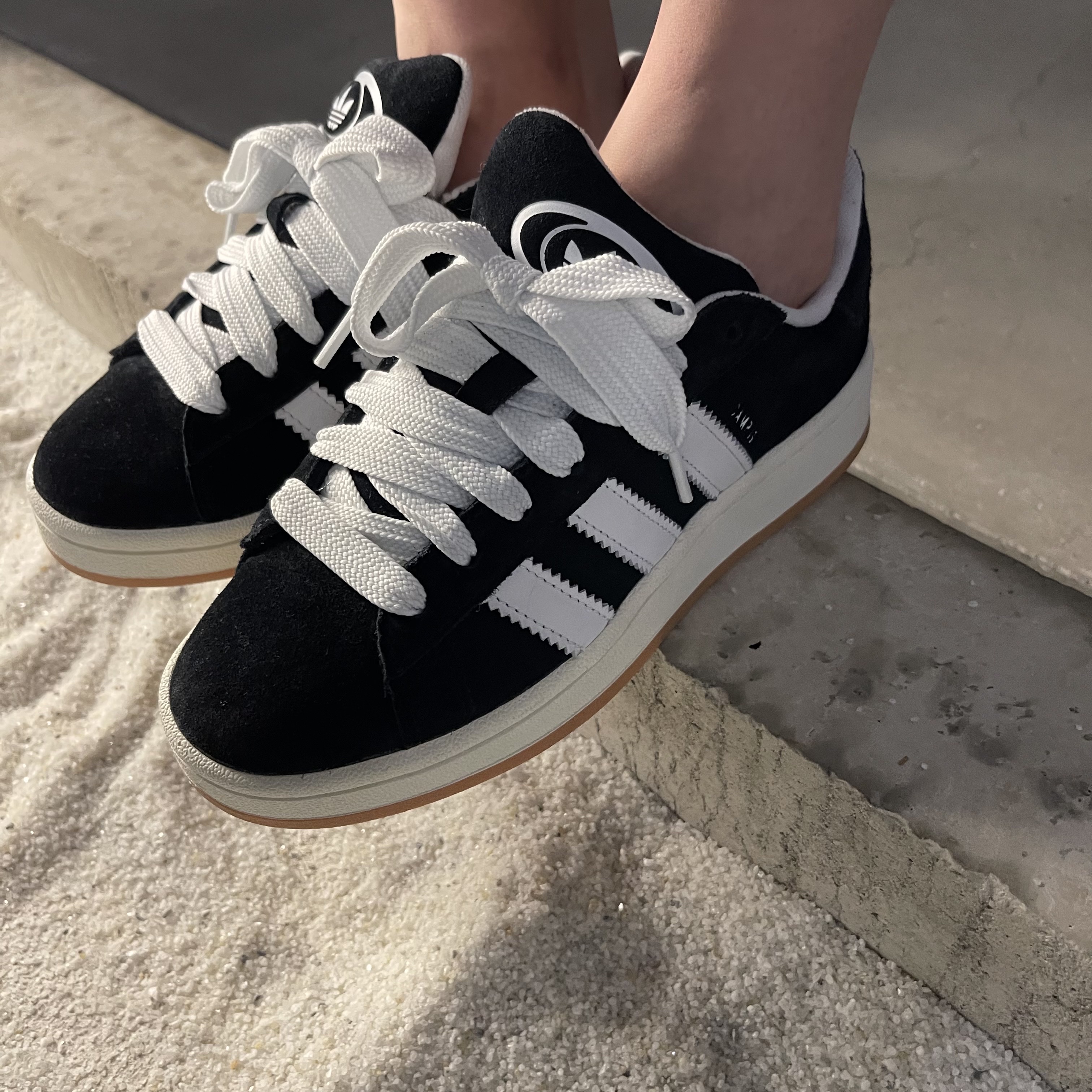 Adidas Campus 00s Core Black Cloud White 착용 스타일 - 3