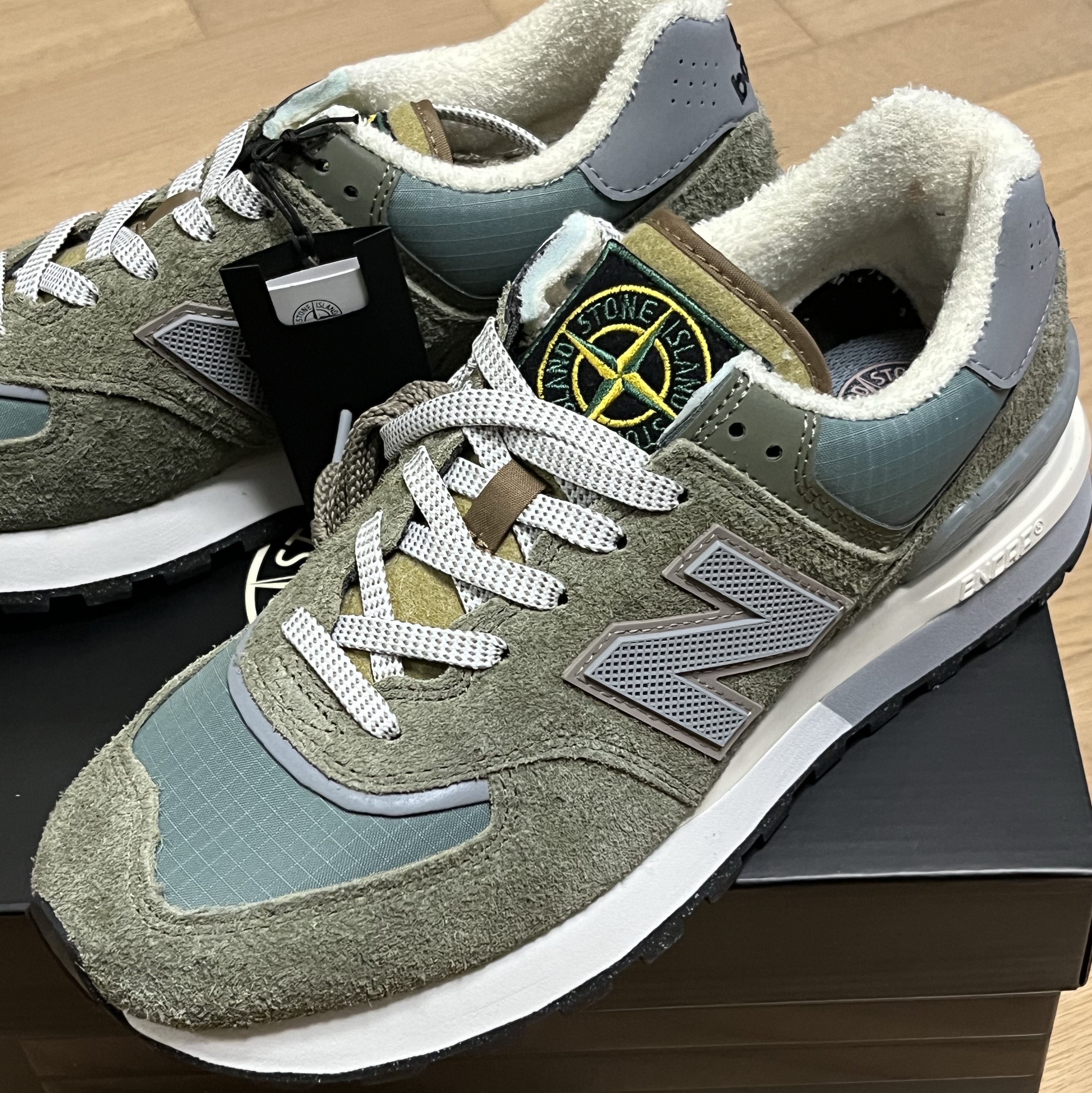 New Balance x Stone Island 574 Legacy Green 착용 스타일 - 1