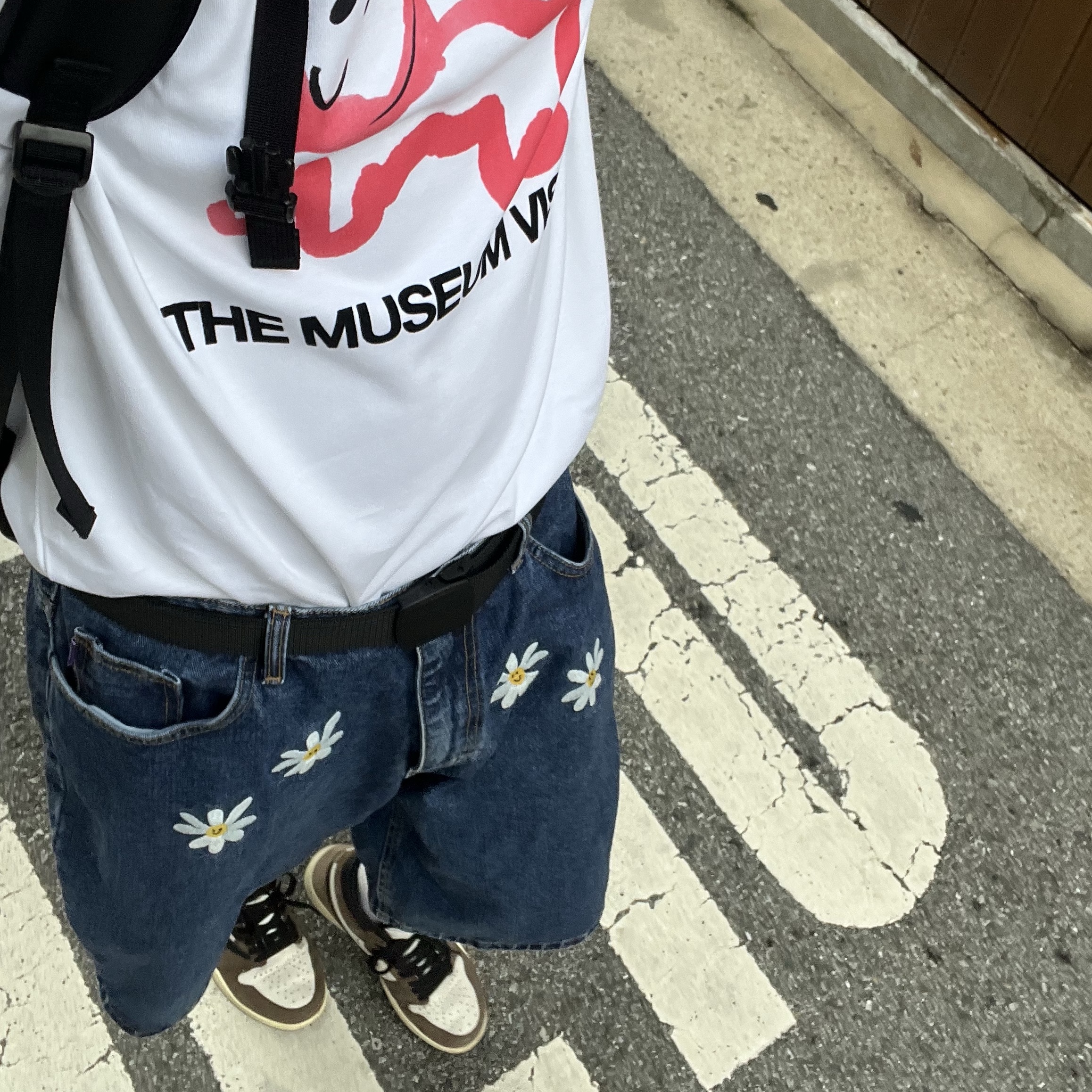 The Museum Visitor Rabbit Printed T-Shirt White - 23PS, Jordan 1 x Travis Scott Retro High OG SP Mocha 착용 스타일 - 4