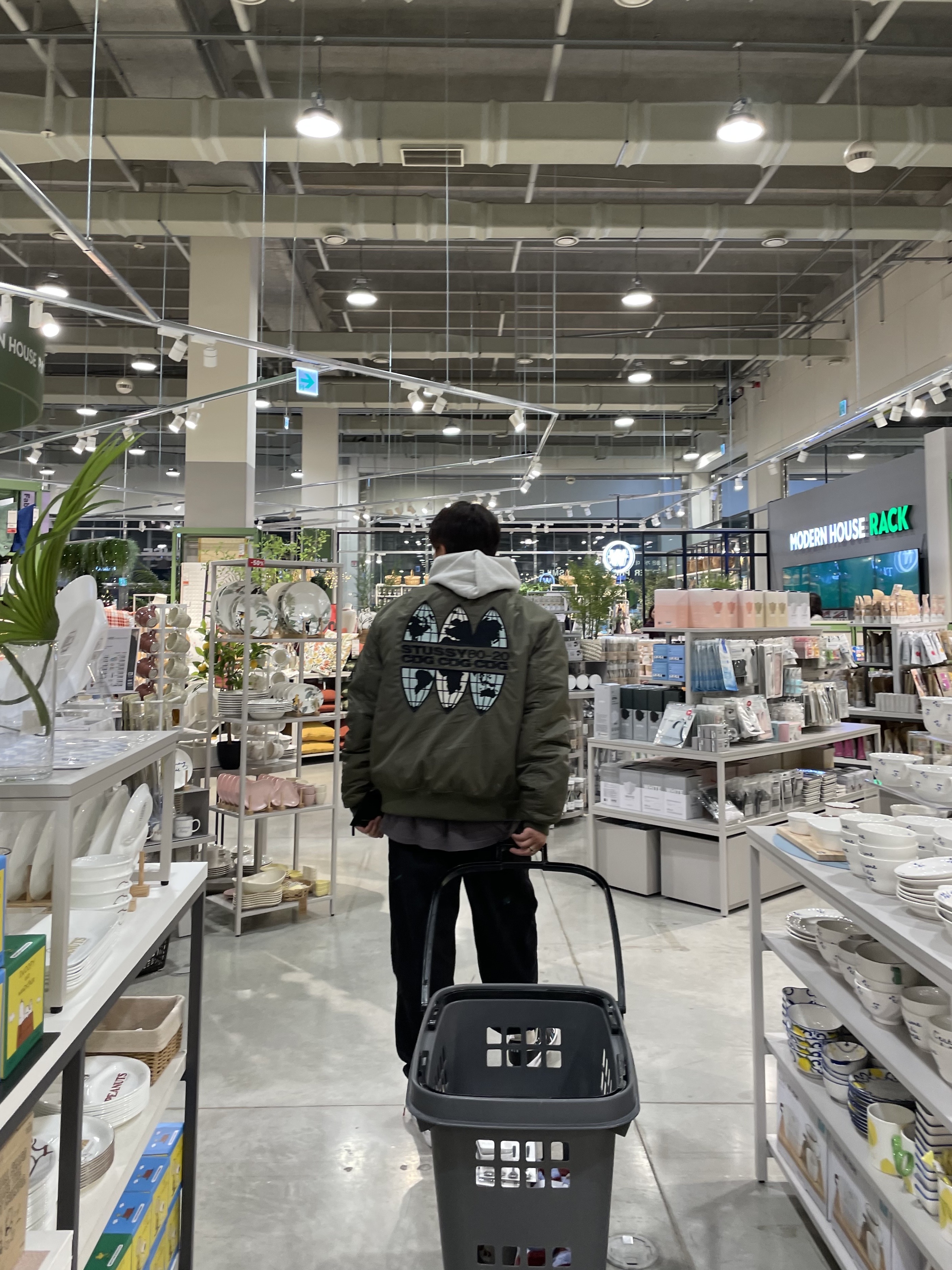 Stussy x CDG MA-1 Jacket Olive, Nike x Peaceminusone Air Force 1 Low Para-Noise 착용 스타일 - 2