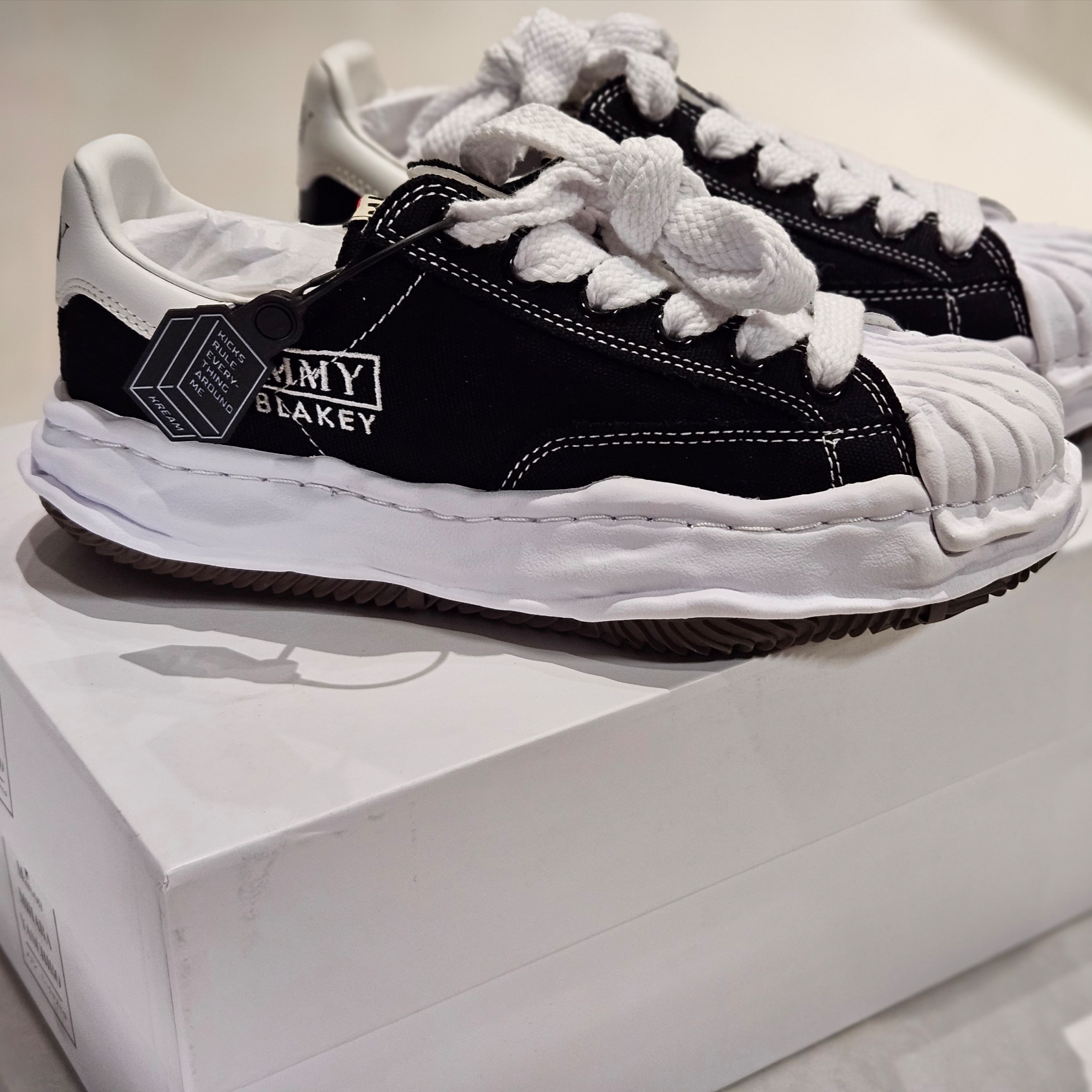 Maison Mihara Yasuhiro Blakey OG Sole Canvas Low-top Sneakers Black White 착용 스타일 - 4