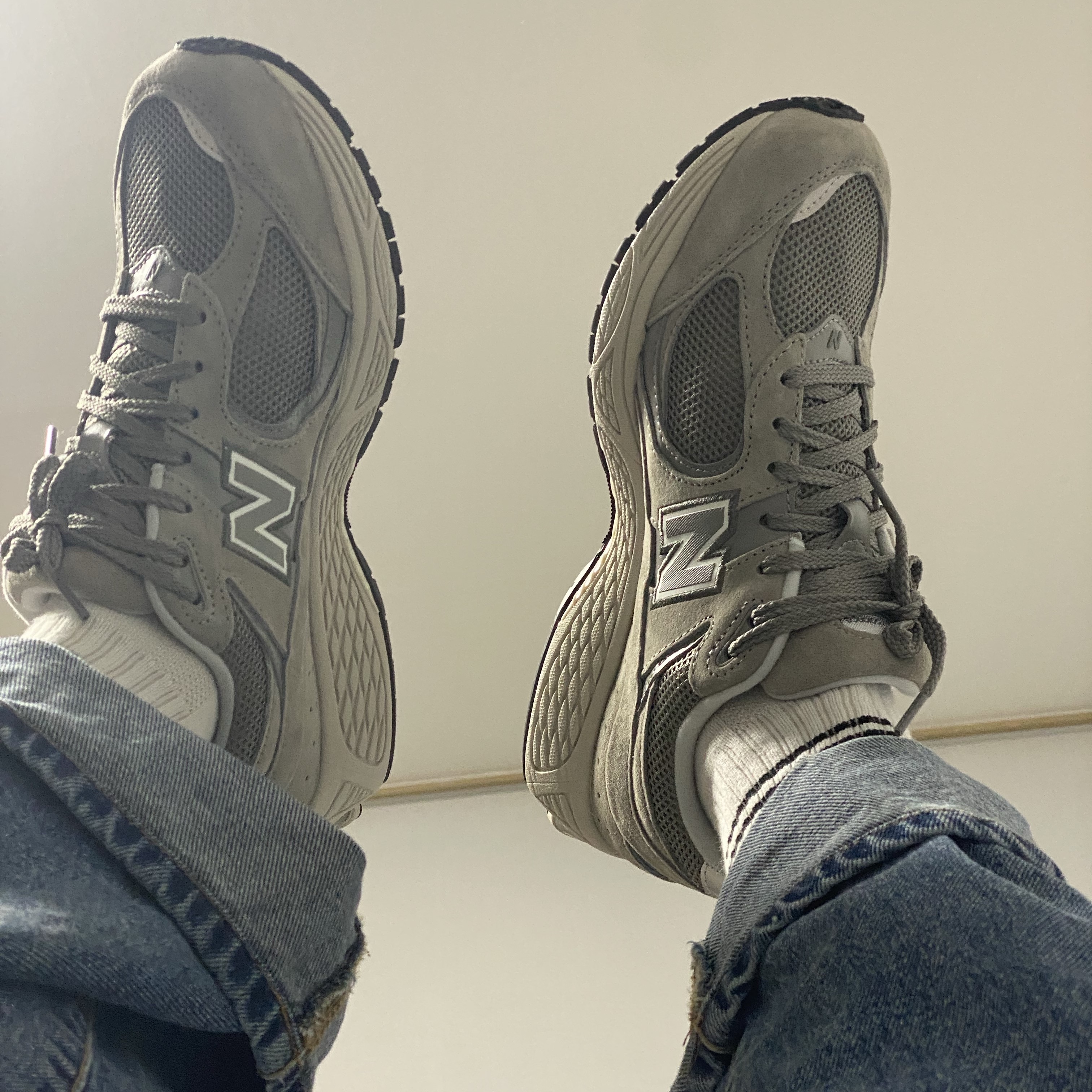 New Balance 2002R Grey 착용 스타일