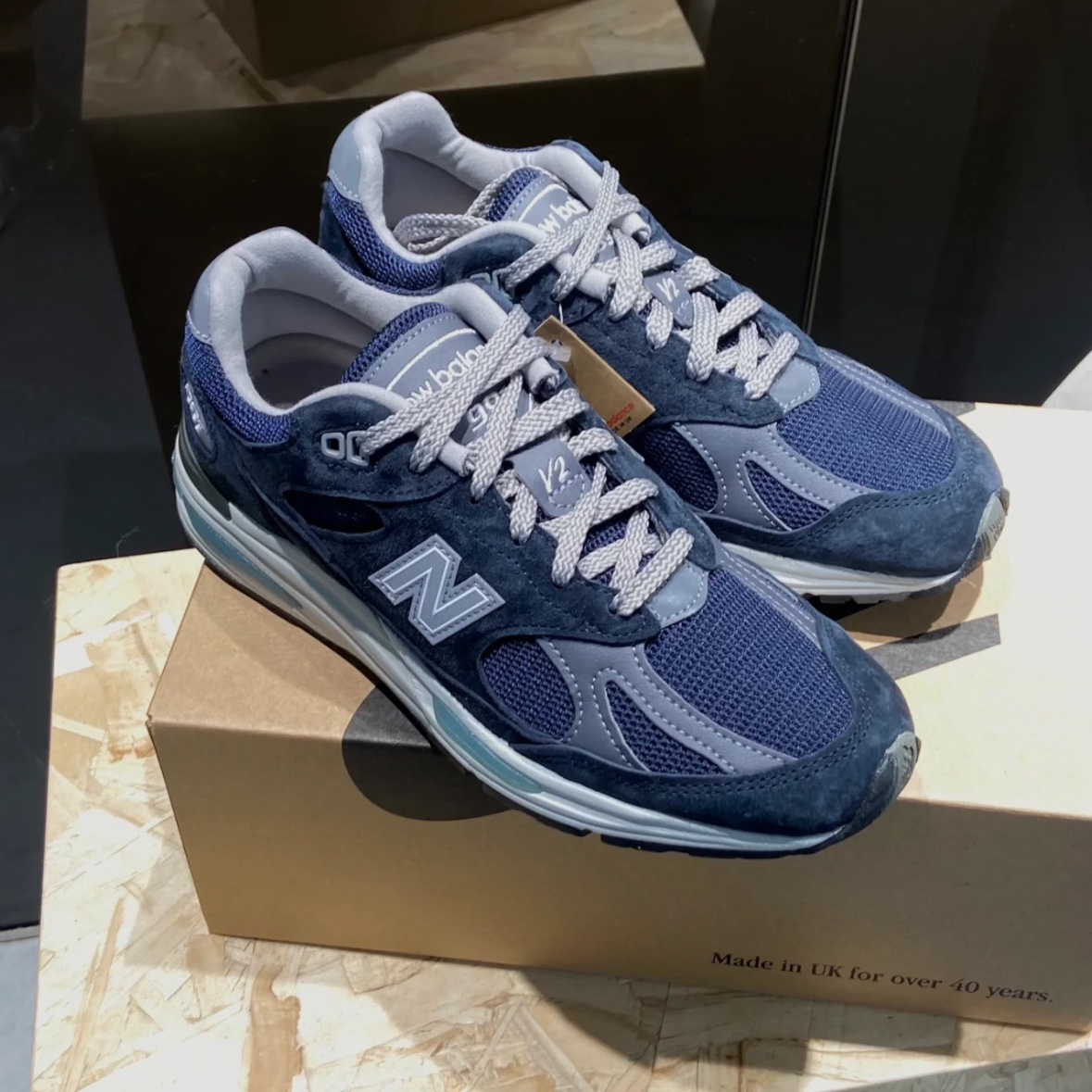 New Balance 991v2 Made in UK Dark Navy Smoked Pearl 착용 스타일