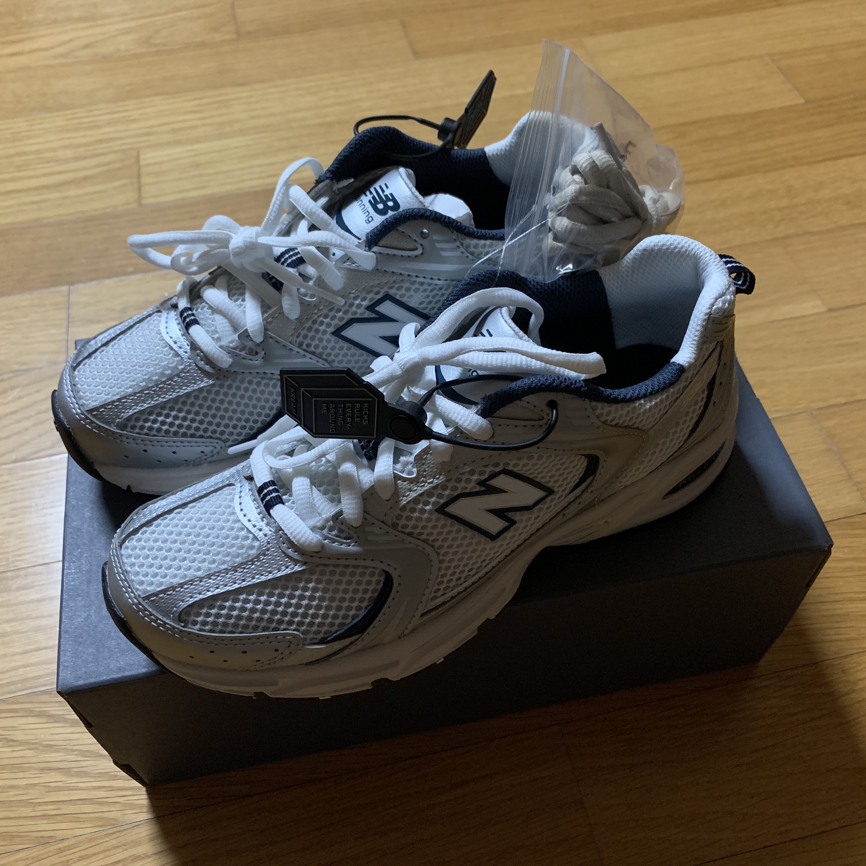 New Balance 530 Steel Grey 착용 스타일 - 2