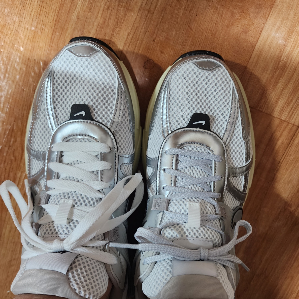 Nike V2K Run Summit White Metallic Silver 착용 스타일