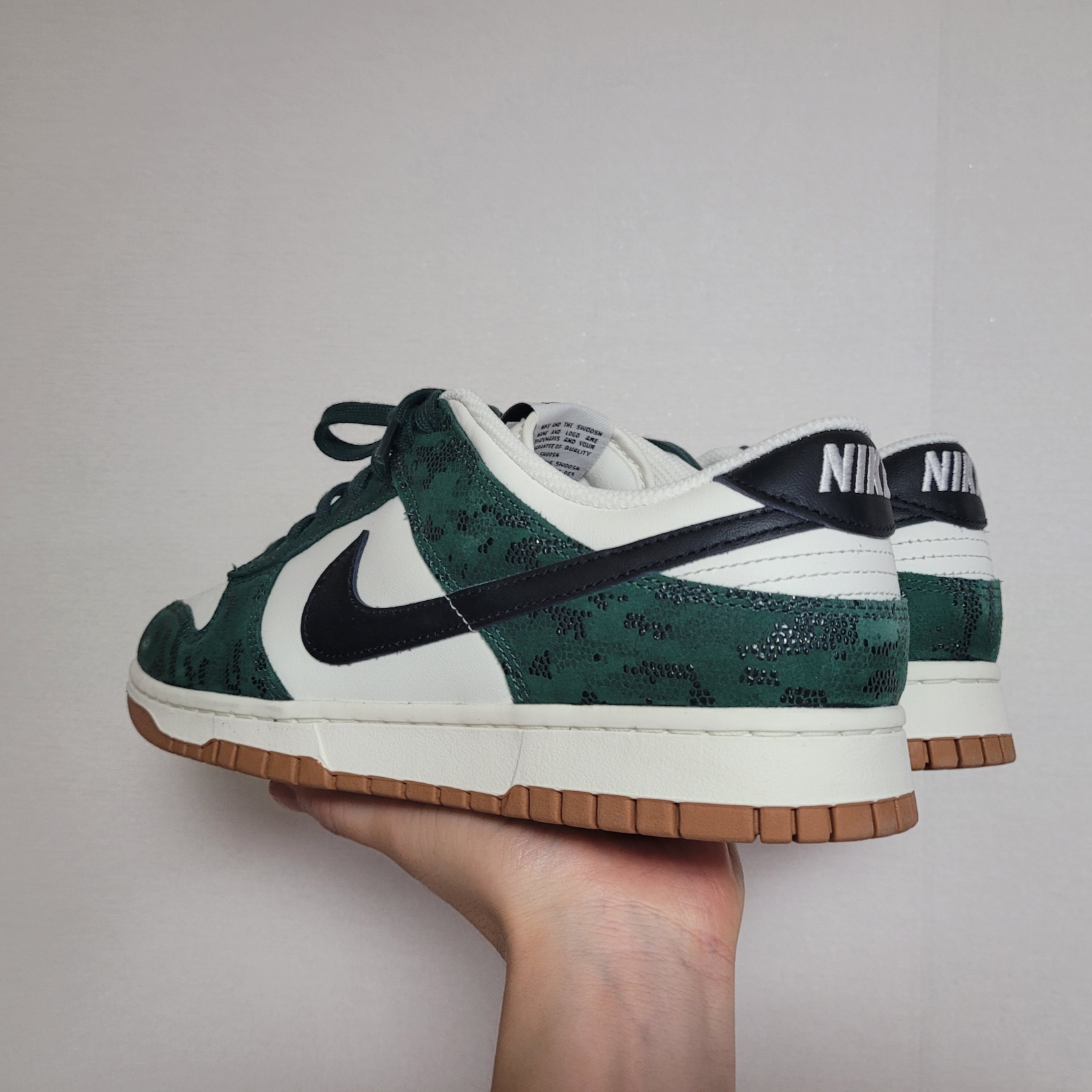 (W) Nike Dunk Low Pro Green Black 착용 스타일 - 3