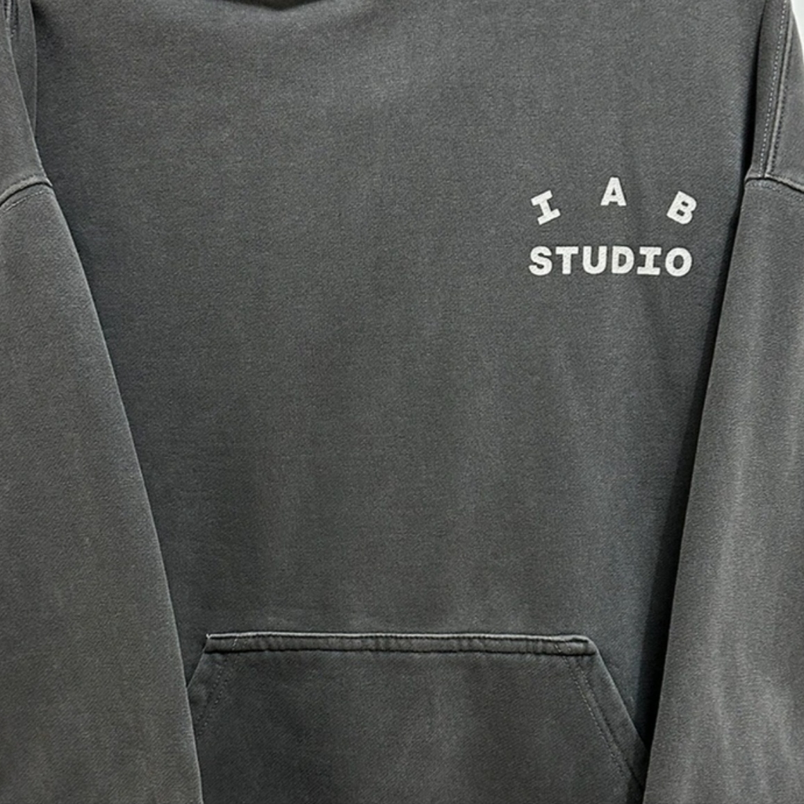 IAB Studio Pigment Hoodie & Sack Black 착용 스타일