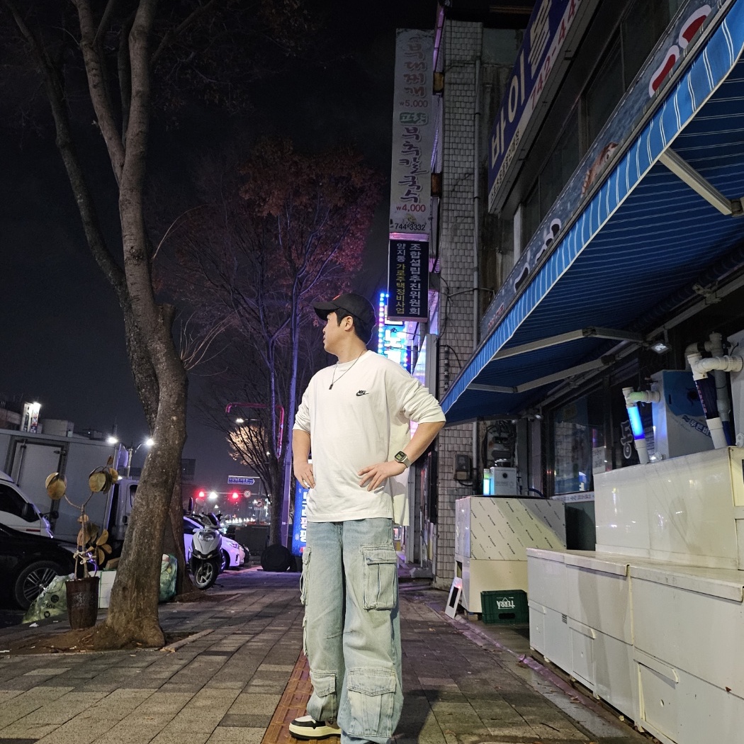 Zara Utility Cargo Jeans Blue, Nike x Peaceminusone LS T-Shirt White (DR0098-100) 착용 스타일 - 1