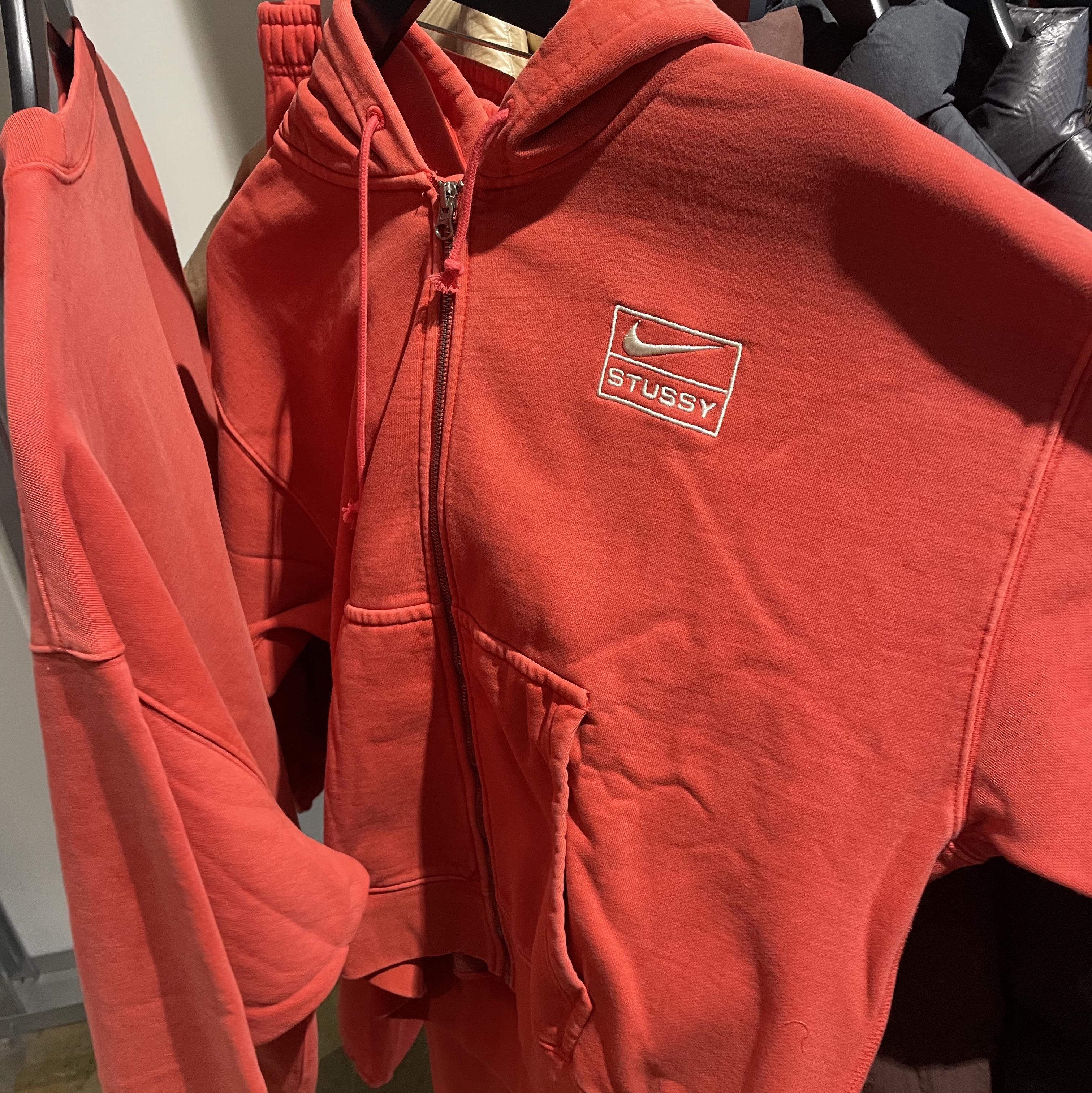 Nike x Stussy Full Zip Pigment Dyed Fleece Hoodie Habanero Red (FJ9161-642) 착용 스타일