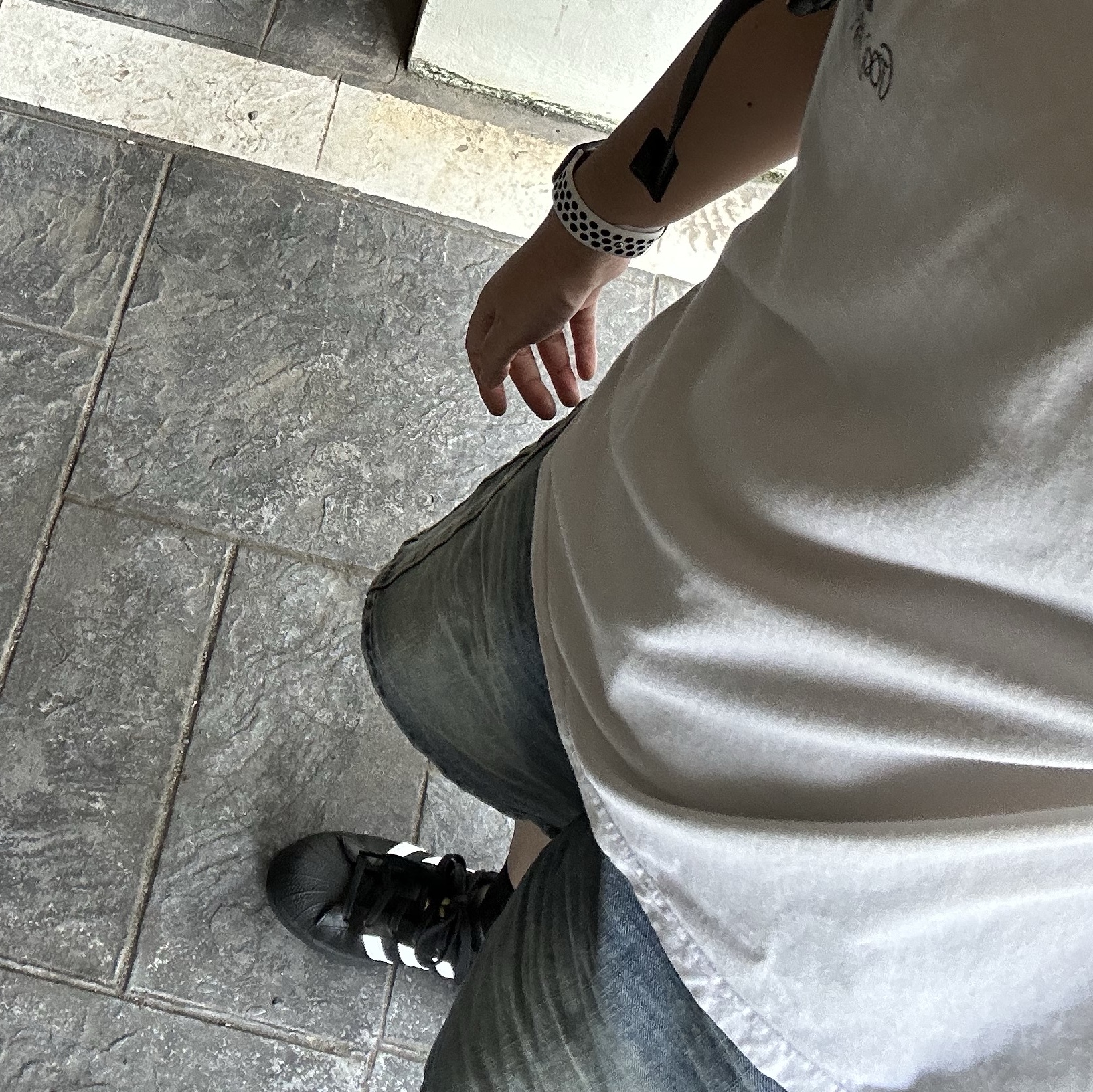 Adidas Superstar Core Black White, Stussy Beach Roots T-Shirt Natural 착용 스타일