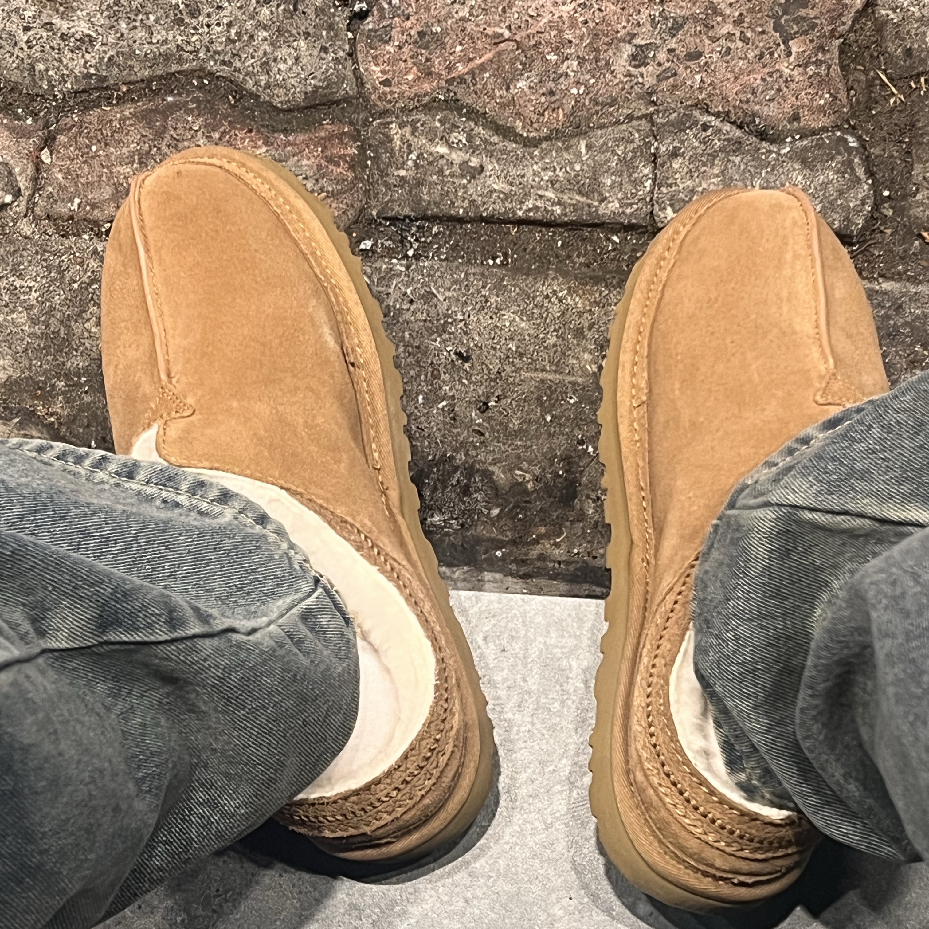 UGG Neuman Chestnut 착용 스타일
