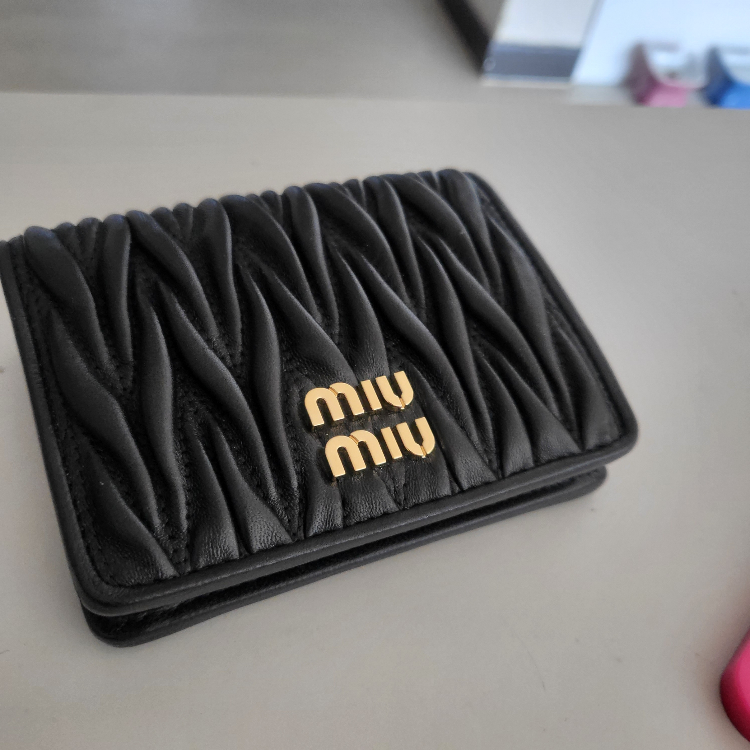 Miu Miu Matelasse Nappa Leather Wallet Black 착용 스타일